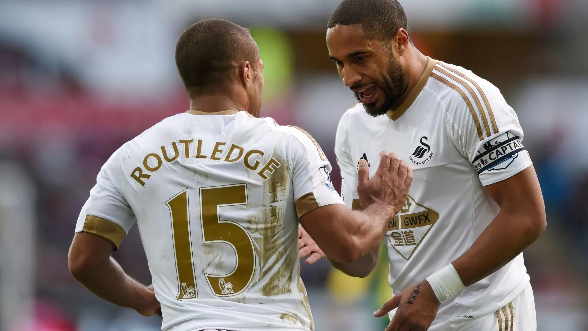 Ashley Williams, đội trưởng Swansea City, nâng cao cúp Liên đoàn Anh năm 2013