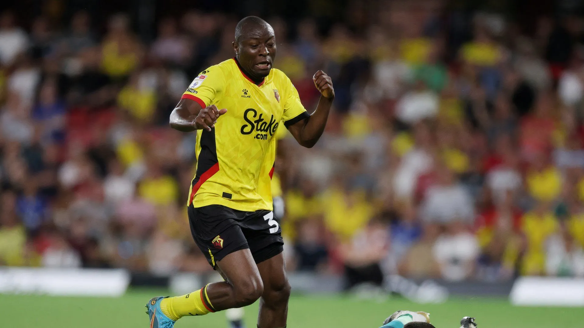 Edo Kayembe thi đấu cho Watford mùa giải này