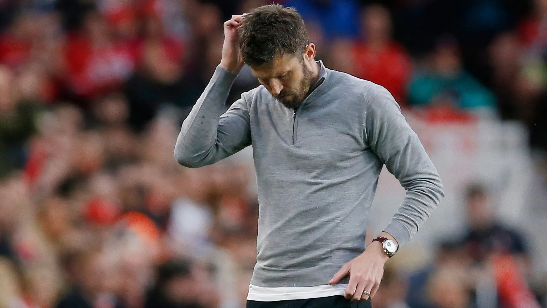 HLV Michael Carrick của Middlesbrough trên sân tập, tương lai đang bị đặt dấu hỏi lớn.