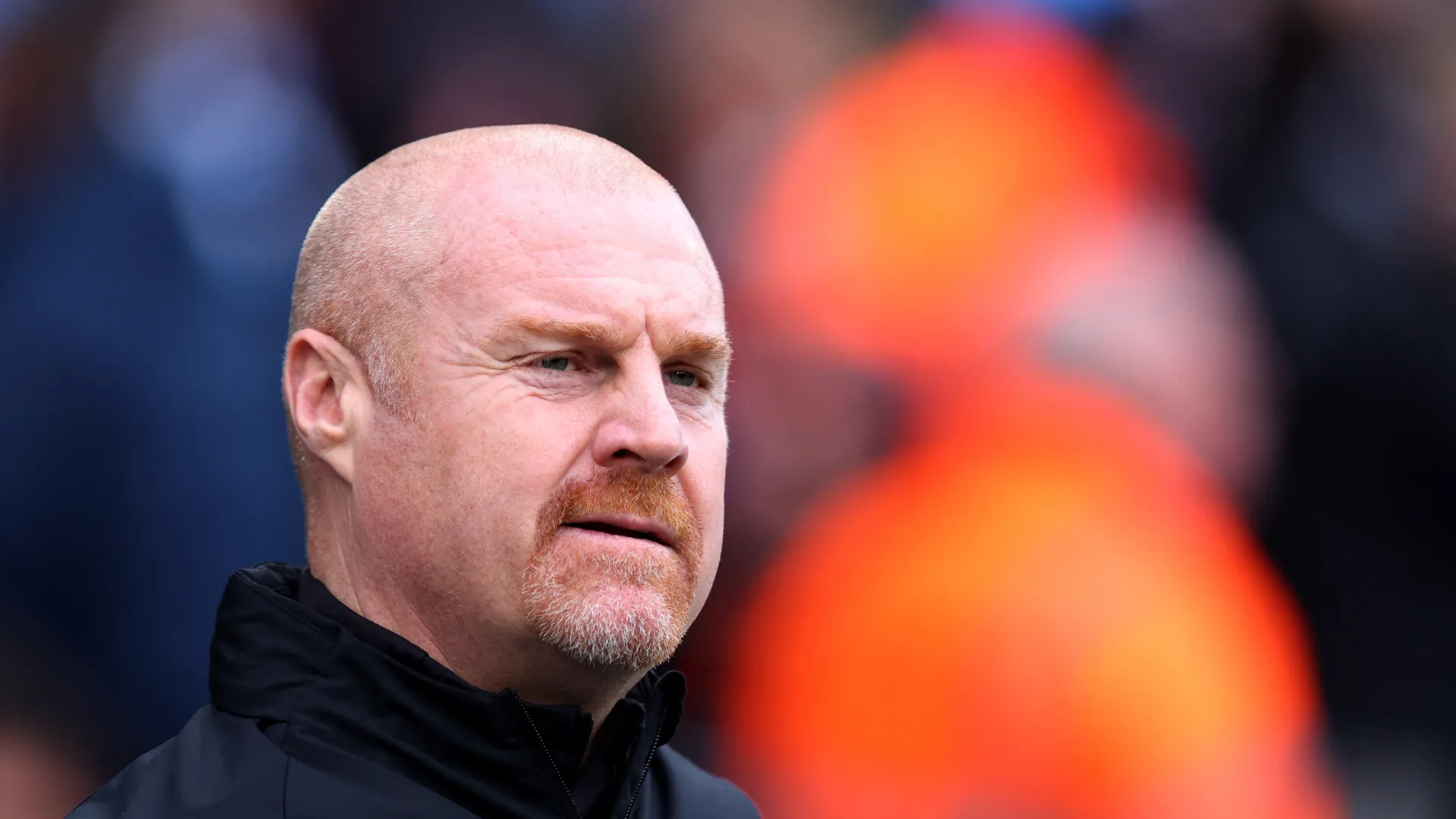 HLV Sean Dyche trầm ngâm, ứng viên tiềm năng cho vị trí thuyền trưởng Leicester City sau khi đội bóng xuống hạng.