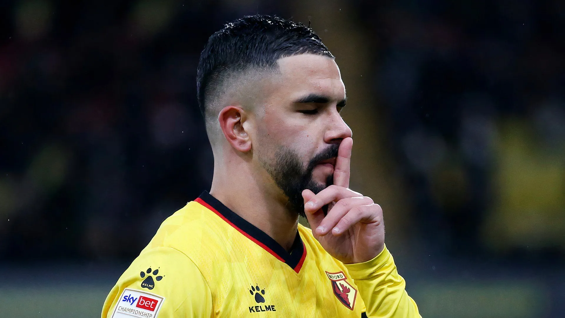 Imran Louza thi đấu cho Watford trong một trận đấu
