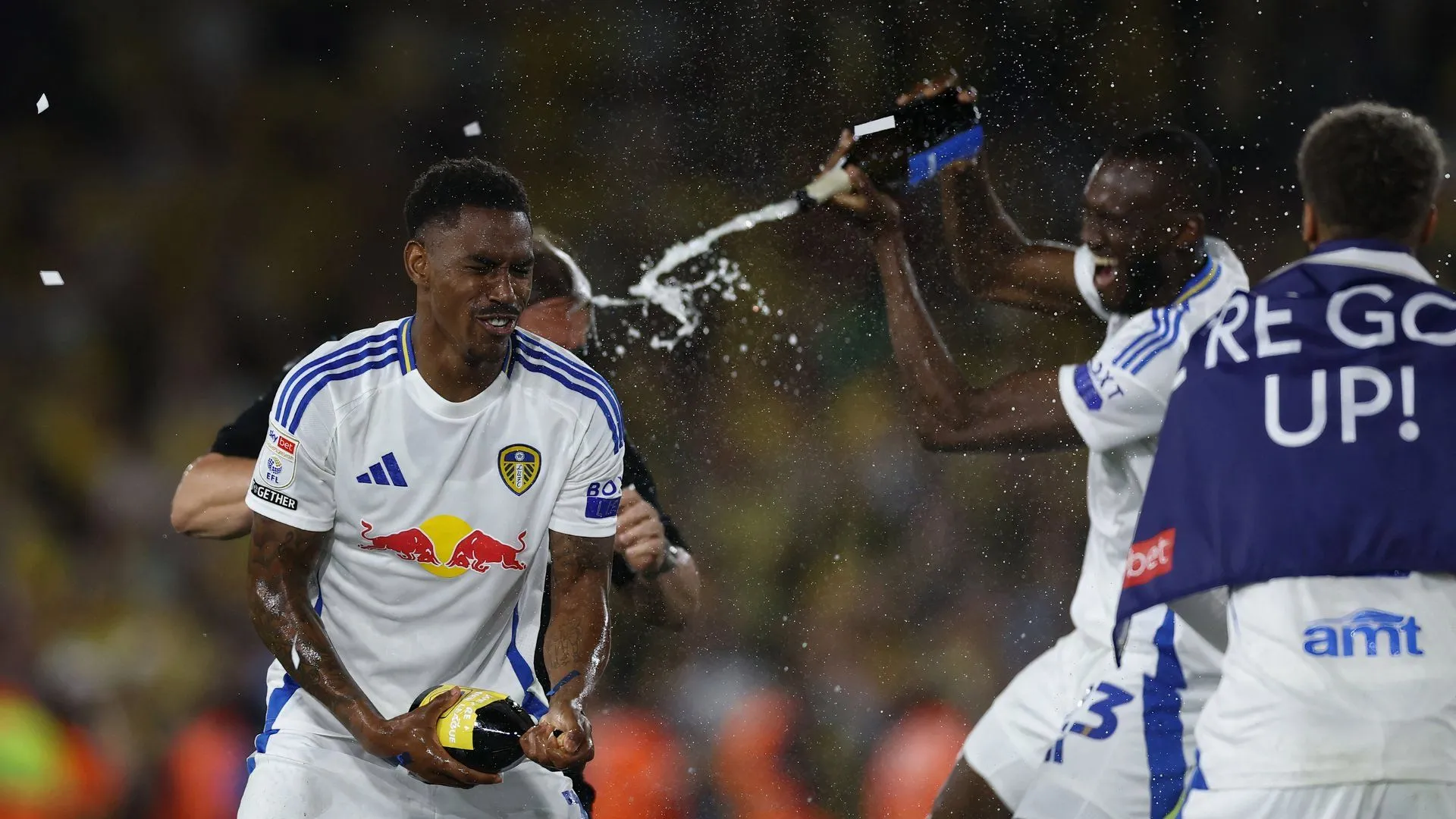 Junior Firpo, một trong những cầu thủ hưởng lương cao tại Leeds United, ăn mừng tại Elland Road
