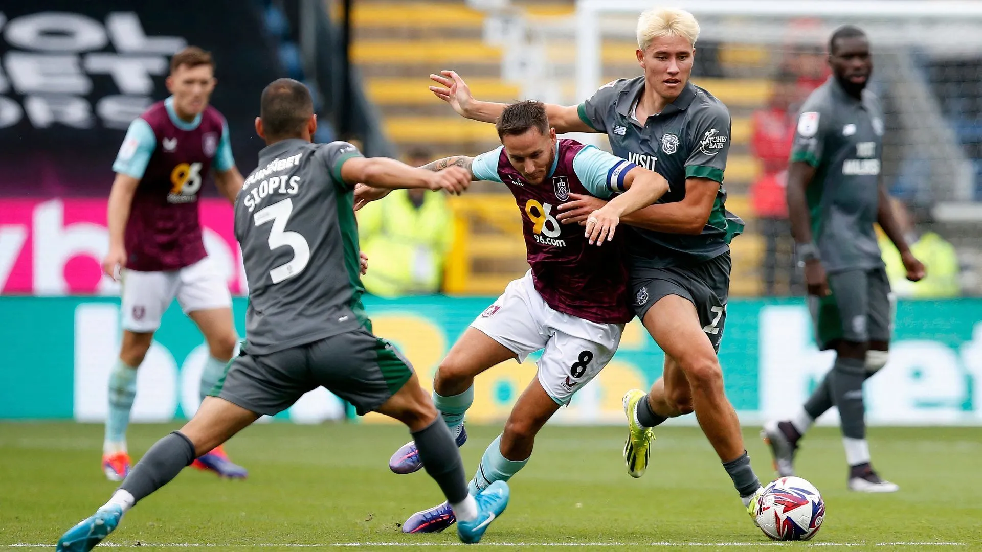 Phil Foden ăn mừng bàn thắng quan trọng cho Manchester City tại Premier League