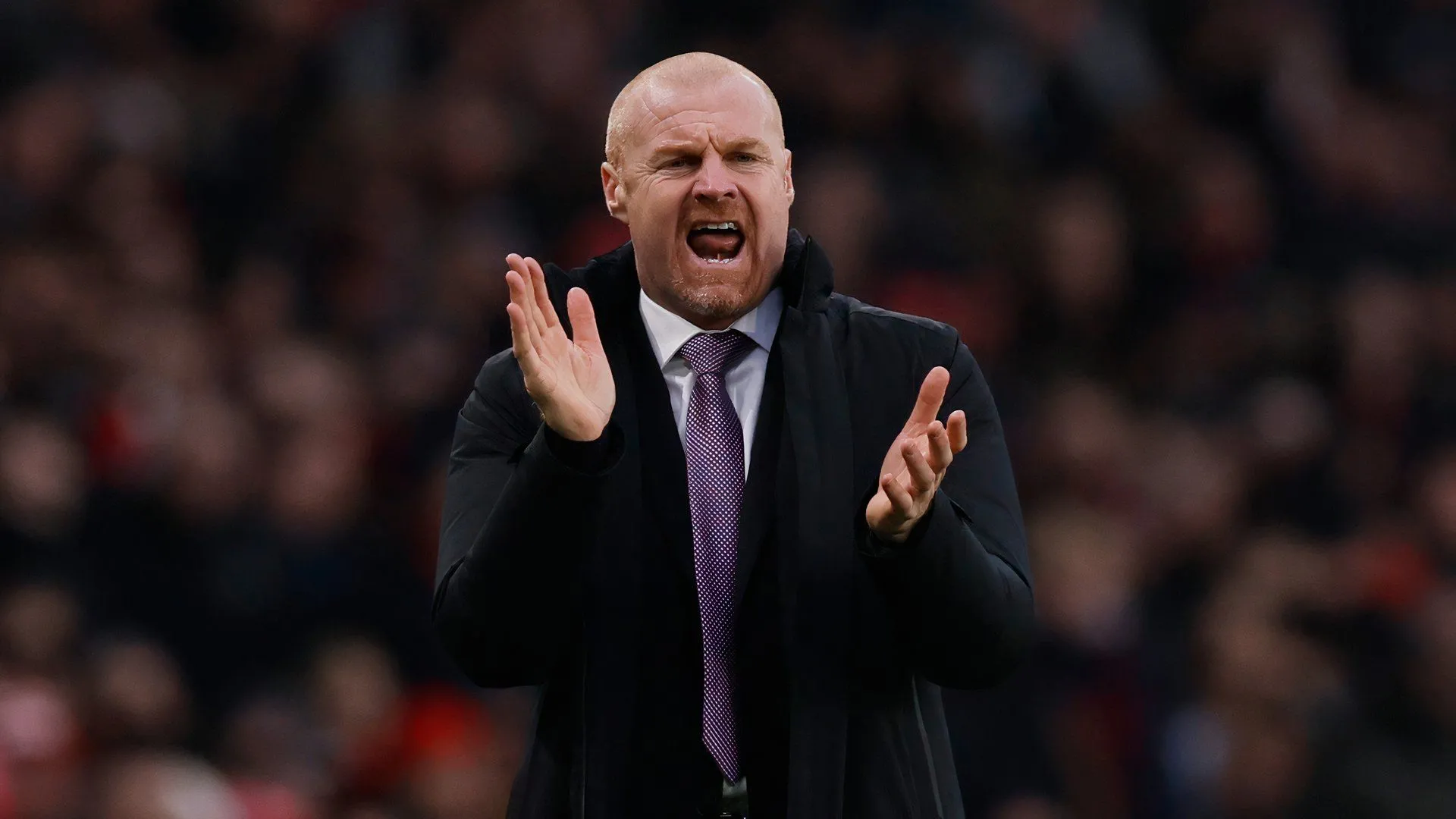 Sean Dyche chỉ đạo trên sân, thể hiện kinh nghiệm dày dặn trong việc vực dậy các đội bóng tại giải Ngoại hạng Anh.