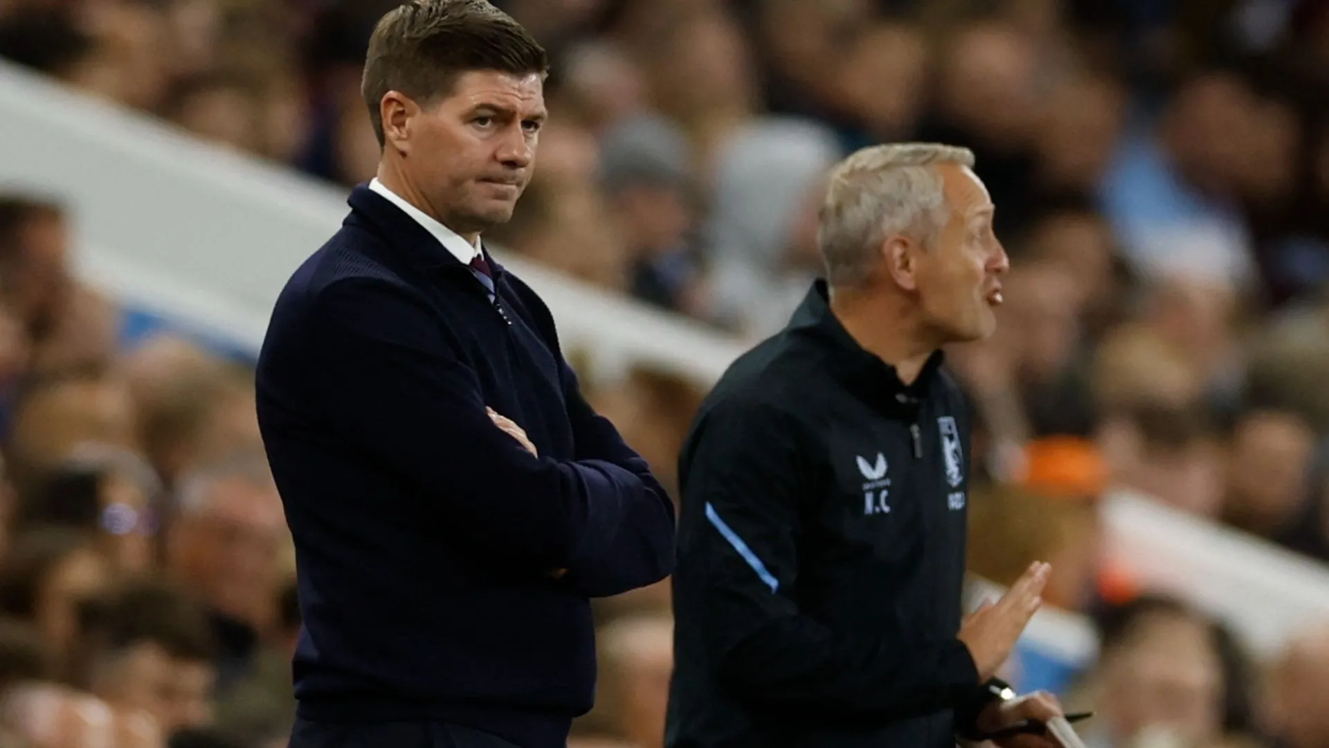 Steven Gerrard (phải) và một cộng sự trên sân tập, minh họa cho sự nghiệp huấn luyện tại bóng đá Anh.