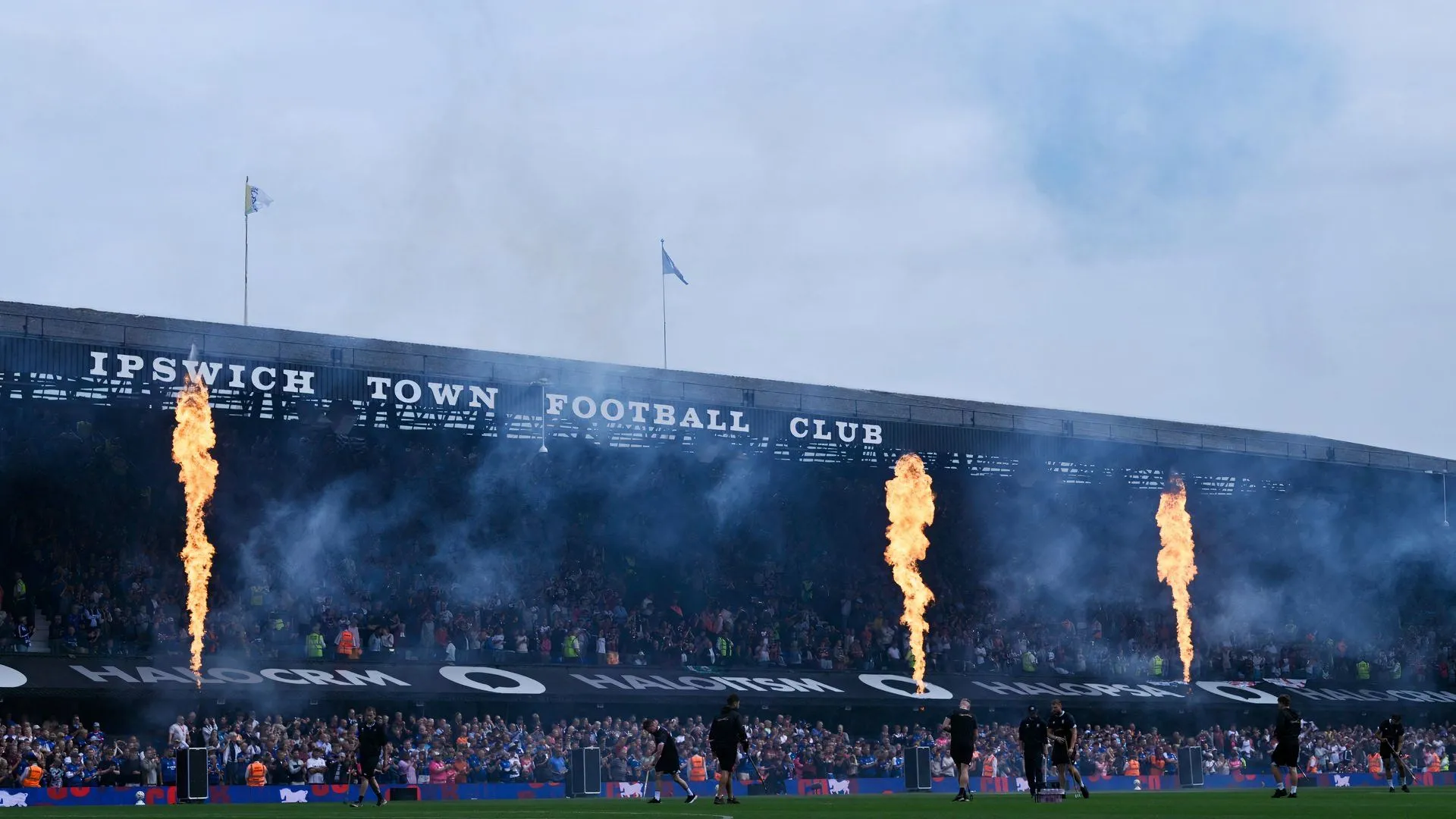 Toàn cảnh sân vận động Etihad của Manchester City trước một trận đấu lớn