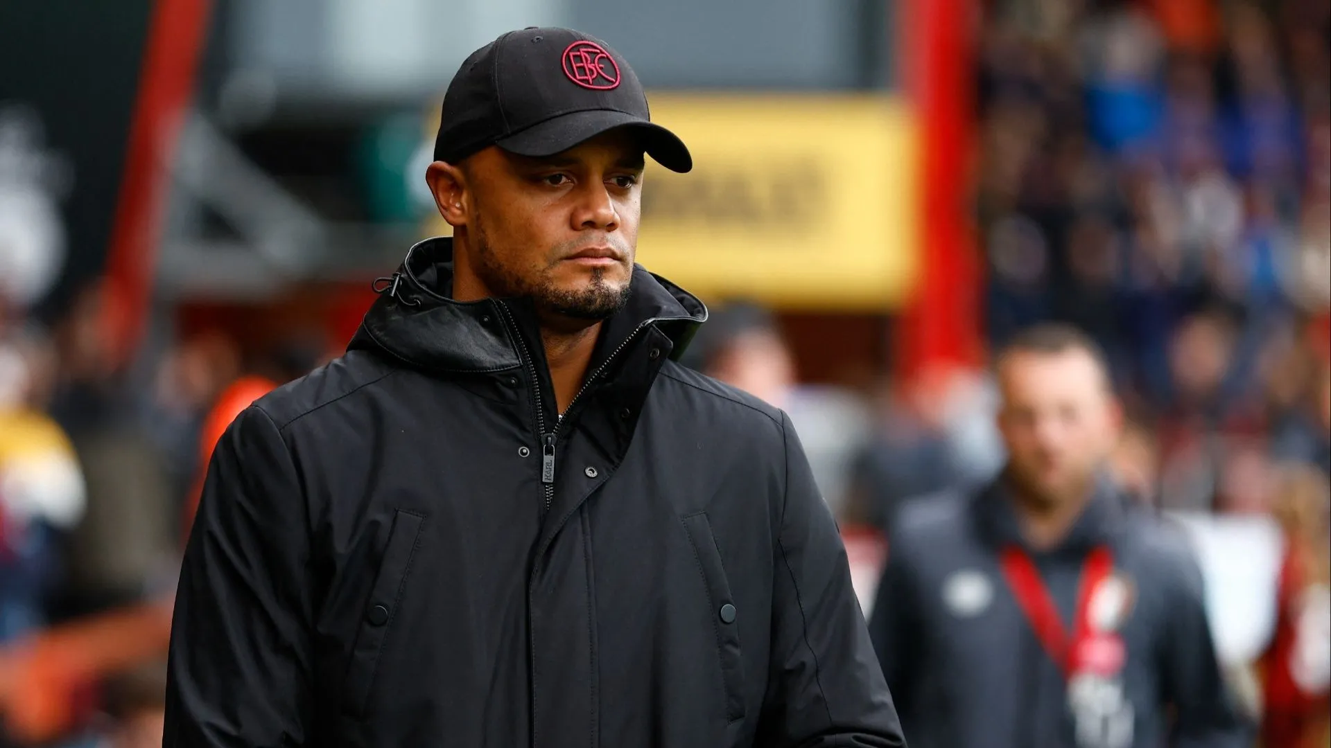 Vincent Kompany trầm ngâm trên băng ghế chỉ đạo Burnley tại Ngoại hạng Anh