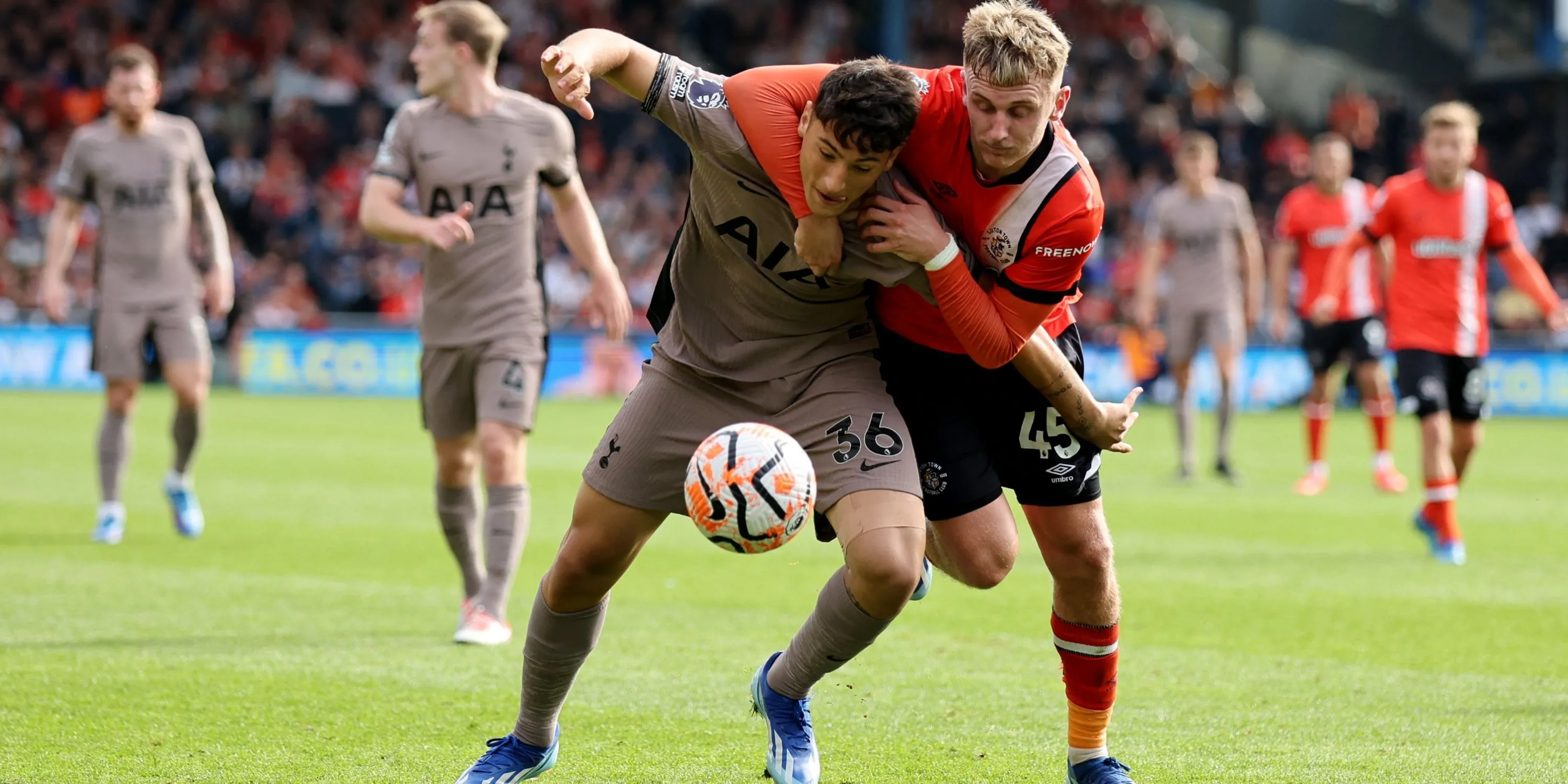Alejo Veliz trong buổi tập của Tottenham