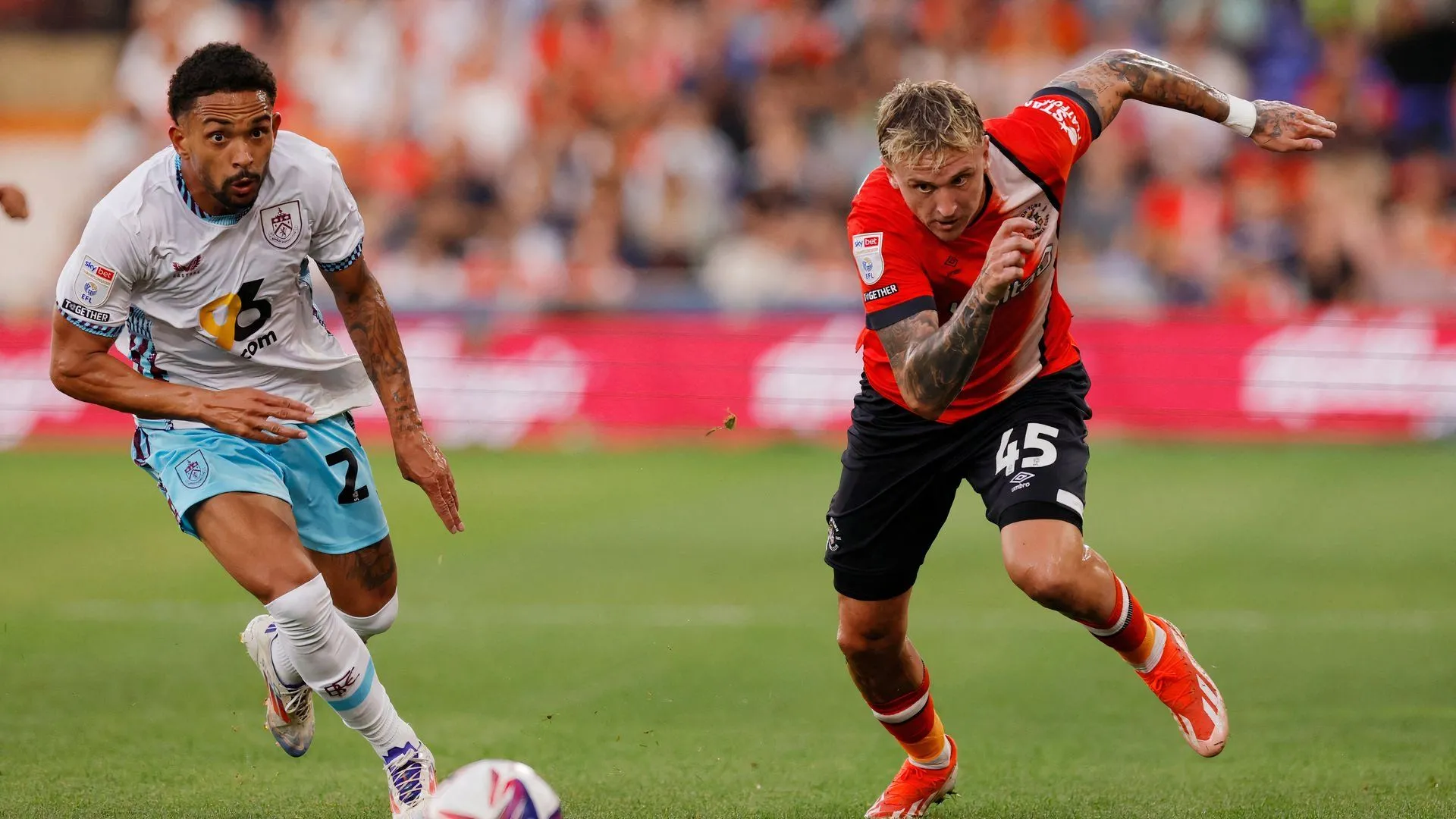 Alfie Doughty trong màu áo Luton Town đối đầu Burnley ở giải Ngoại hạng Anh, thể hiện vai trò cầu thủ chạy cánh quan trọng.