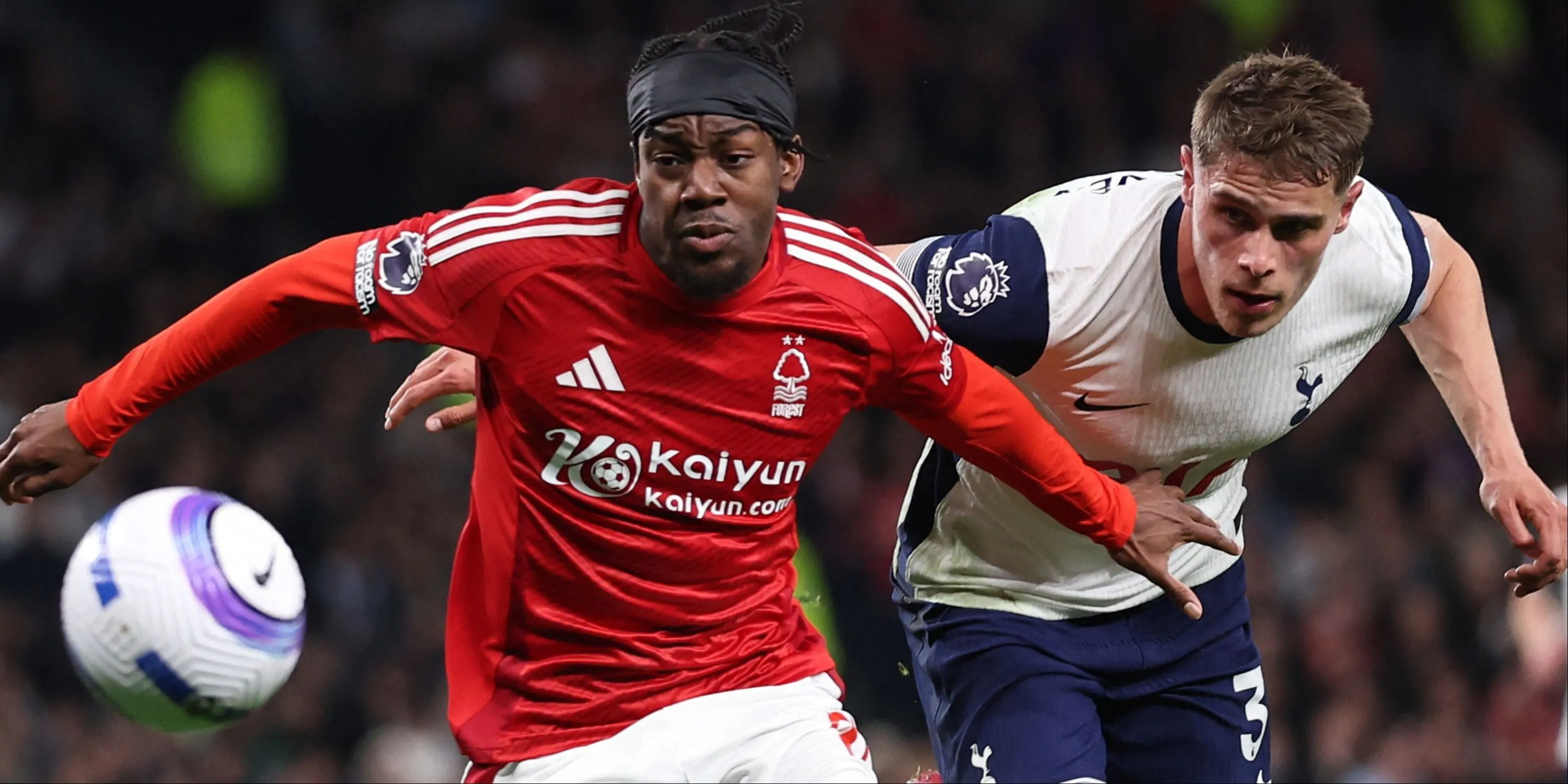 Anthony Elanga tranh bóng với Micky van de Ven của Tottenham Hotspur