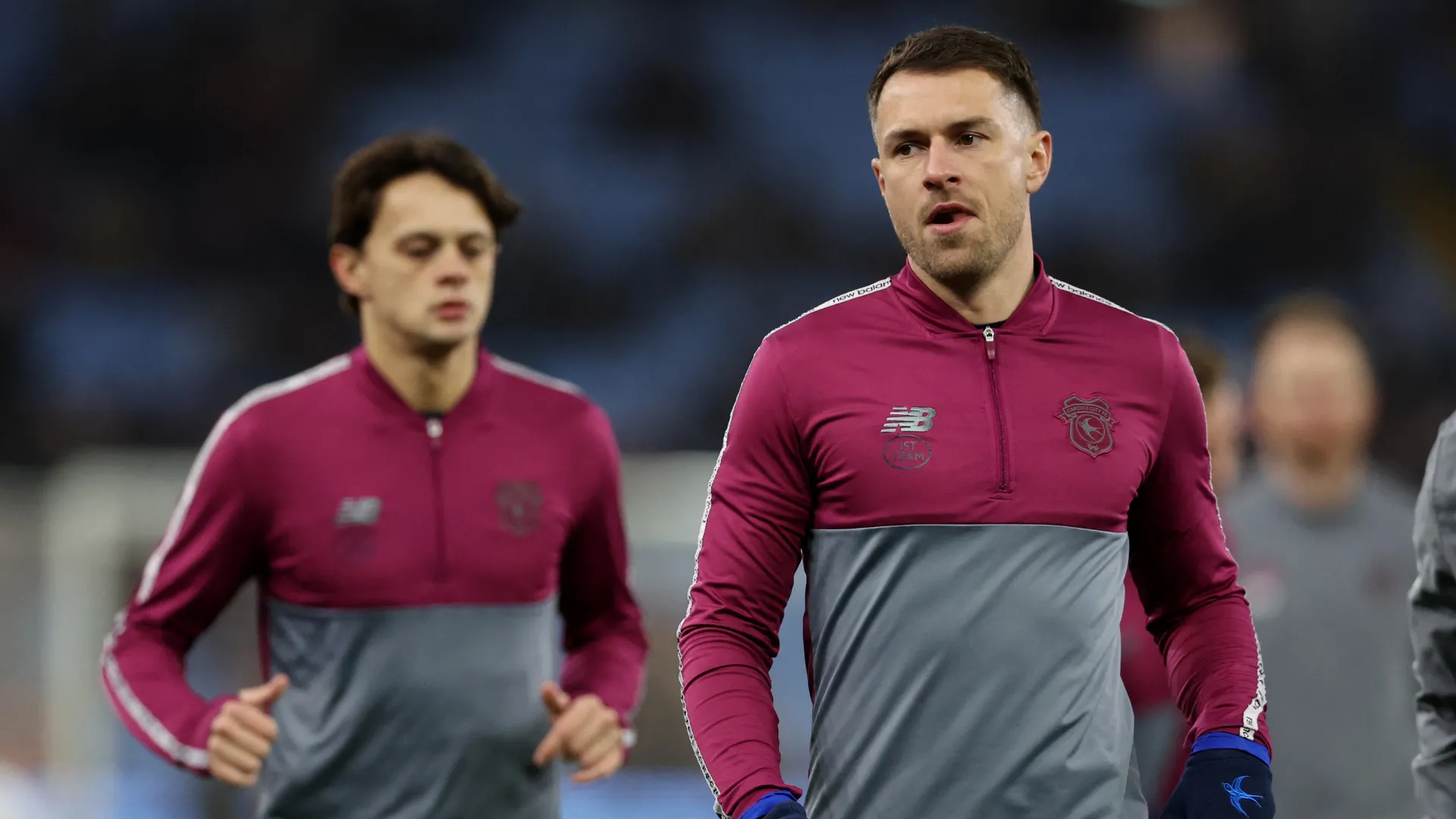 Cầu thủ Aaron Ramsey trong màu áo Cardiff City, một ví dụ về biến động sự nghiệp trong bóng đá Anh.