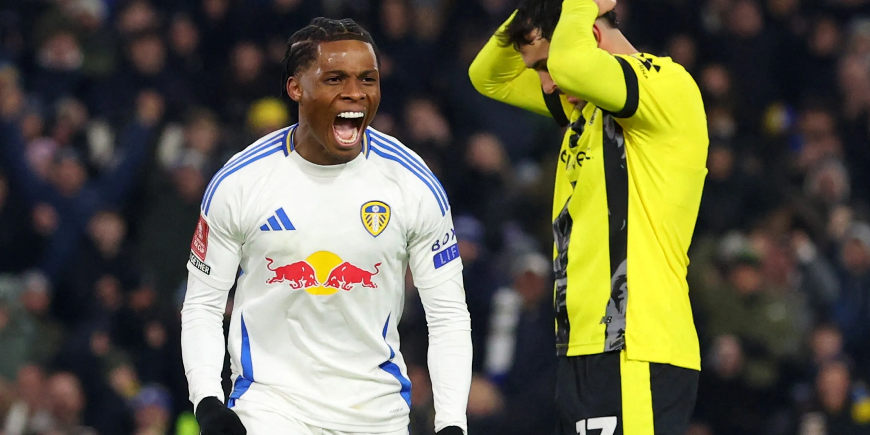 Cầu thủ Largie Ramazani trong màu áo Leeds United