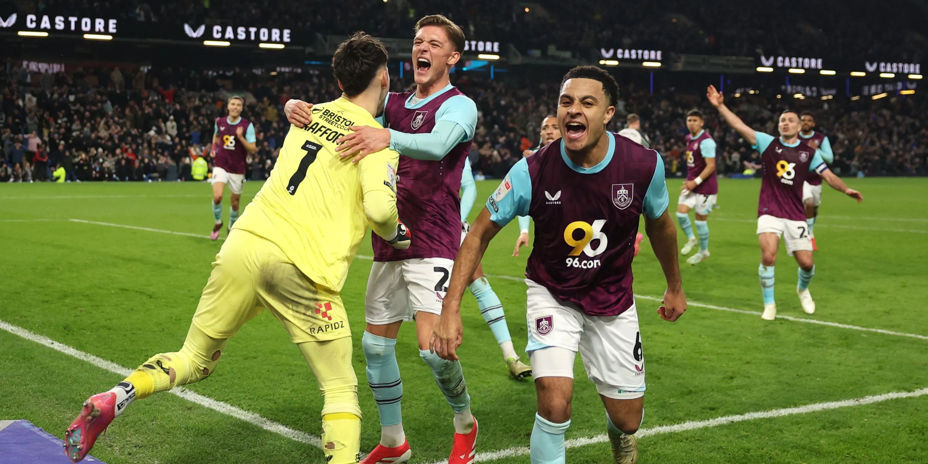 Hậu vệ CJ Egan-Riley trong màu áo Burnley đã chính thức rời sân Turf Moor