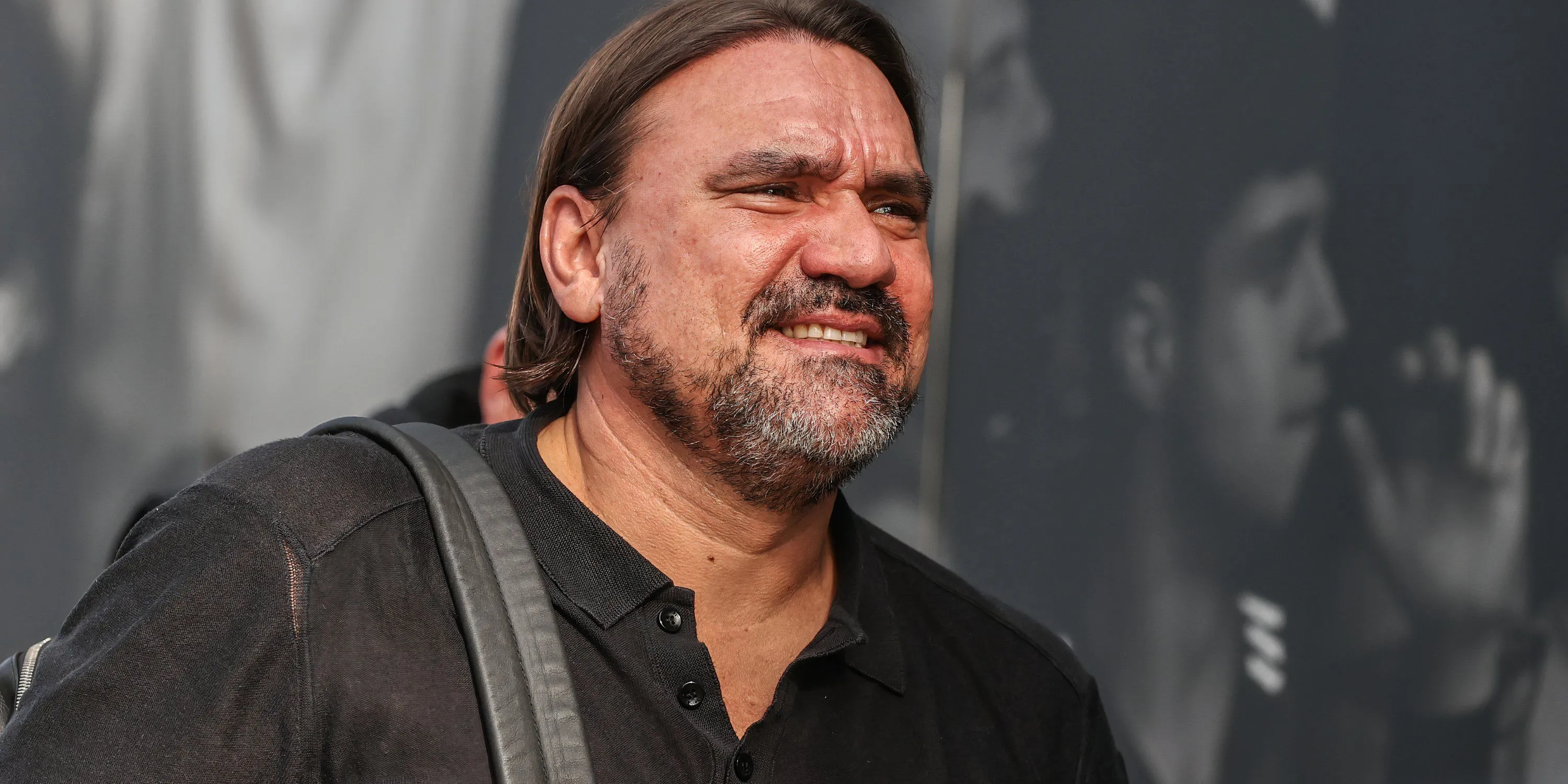 Huấn luyện viên Daniel Farke chỉ đạo các cầu thủ Leeds United sau khi giúp đội thăng hạng Premier League