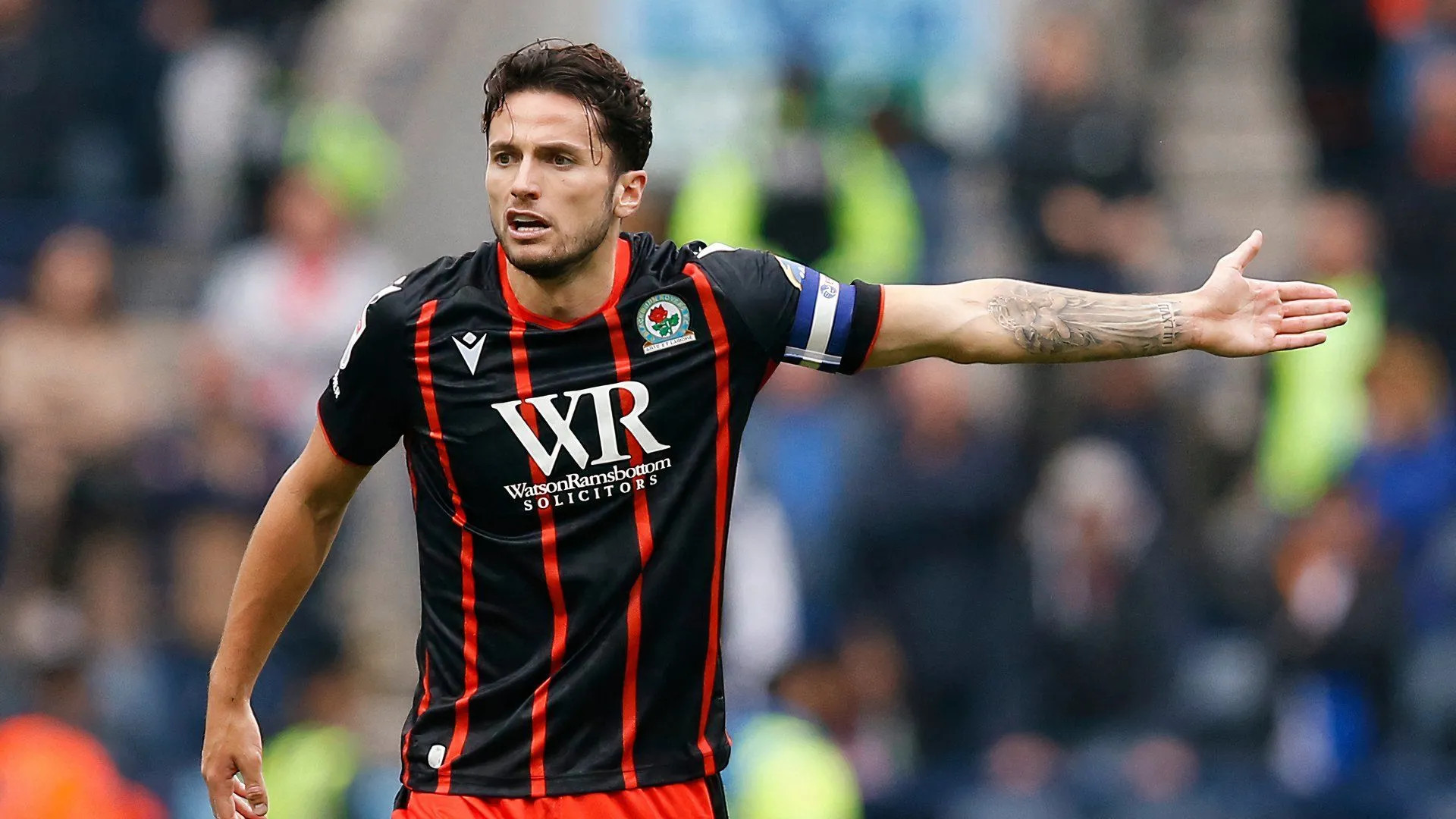 Lewis Travis trong màu áo Blackburn Rovers