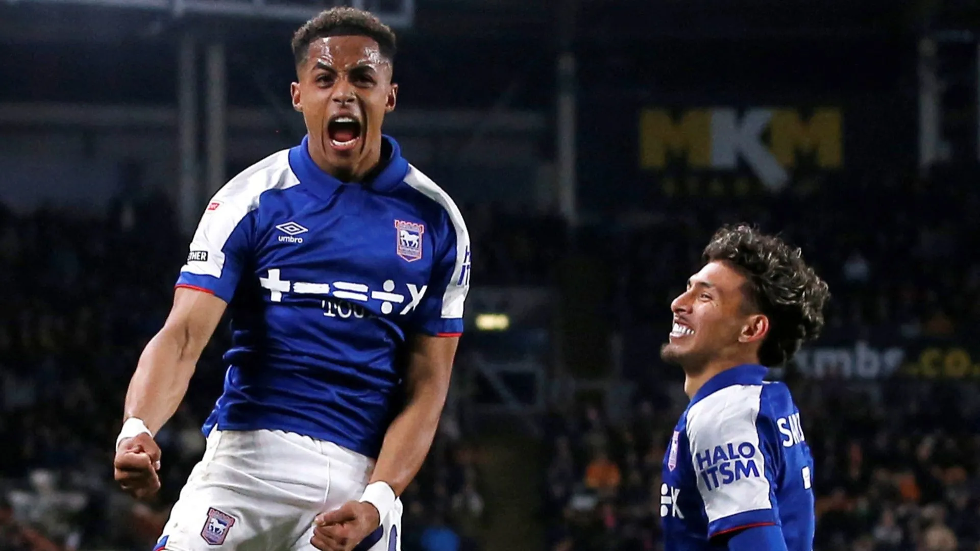 Omari Hutchinson ăn mừng bàn thắng cho Ipswich Town tại giải Championship Anh