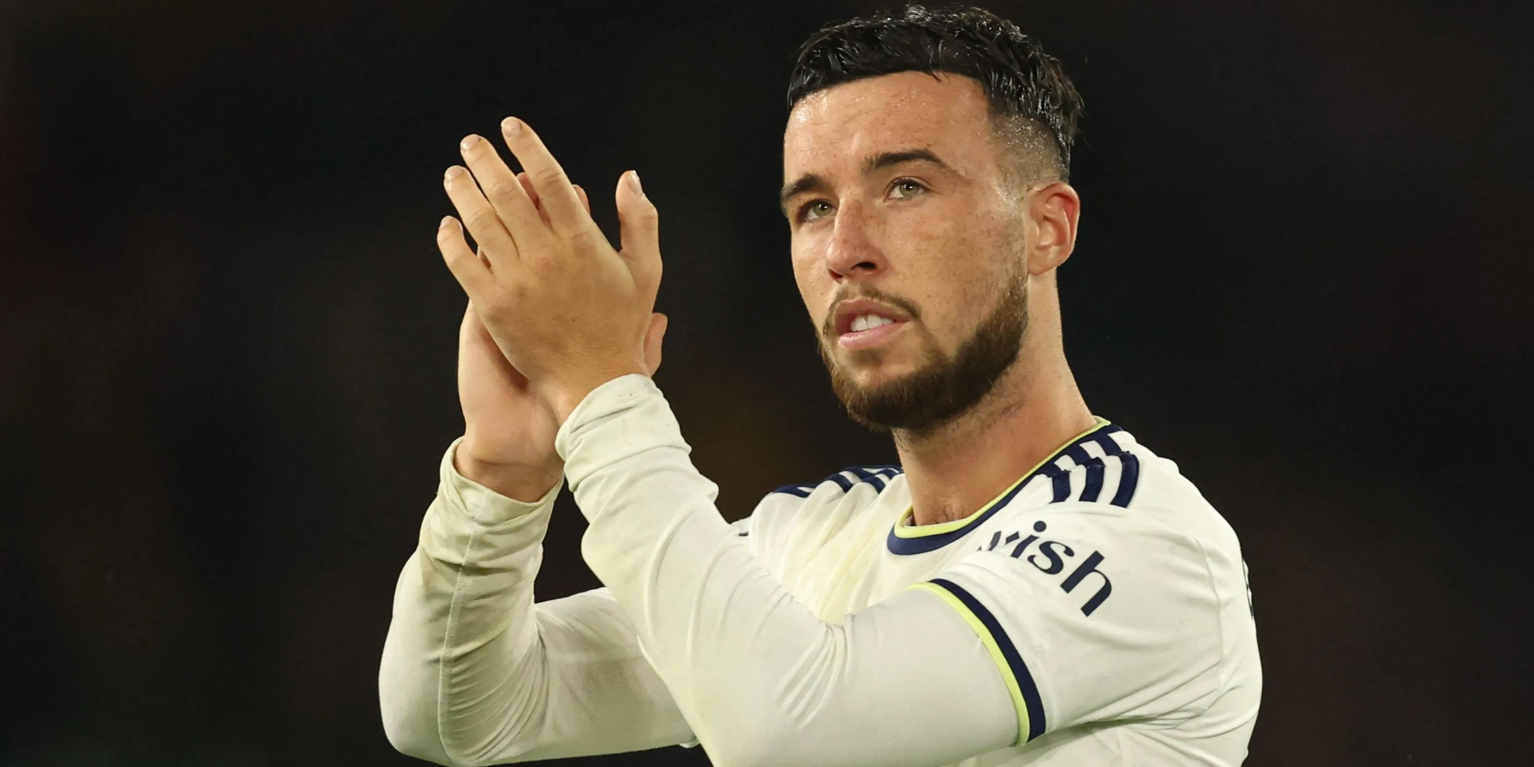 Sam Greenwood trong màu áo Leeds United tại Ngoại hạng Anh