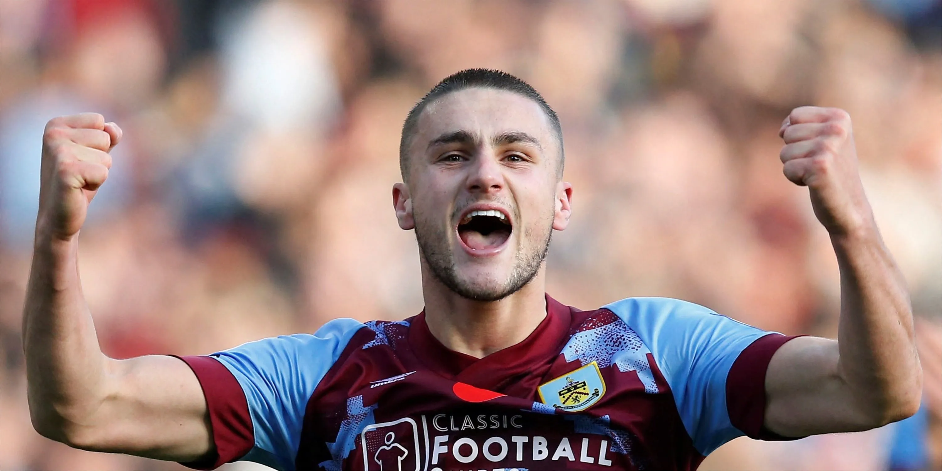 Taylor Harwood-Bellis khi còn khoác áo Burnley, cầu thủ được kỳ vọng thay thế Egan-Riley
