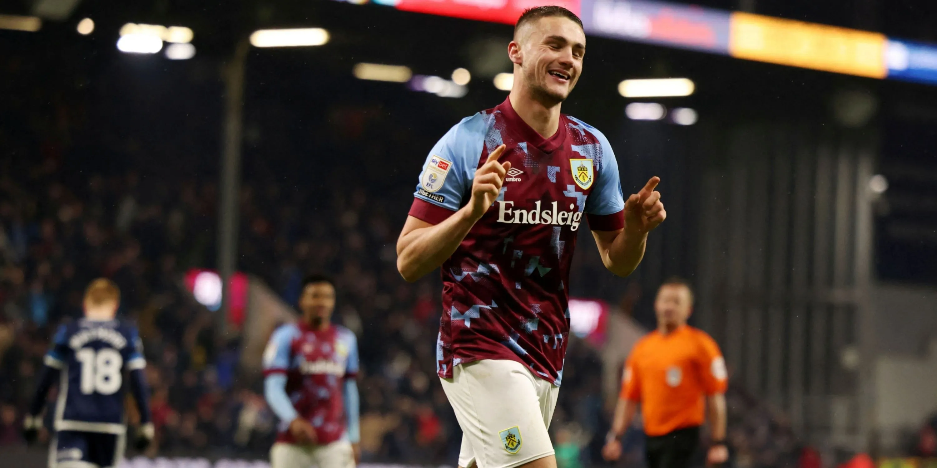 Taylor Harwood-Bellis, mục tiêu chuyển nhượng 20 triệu bảng của Burnley