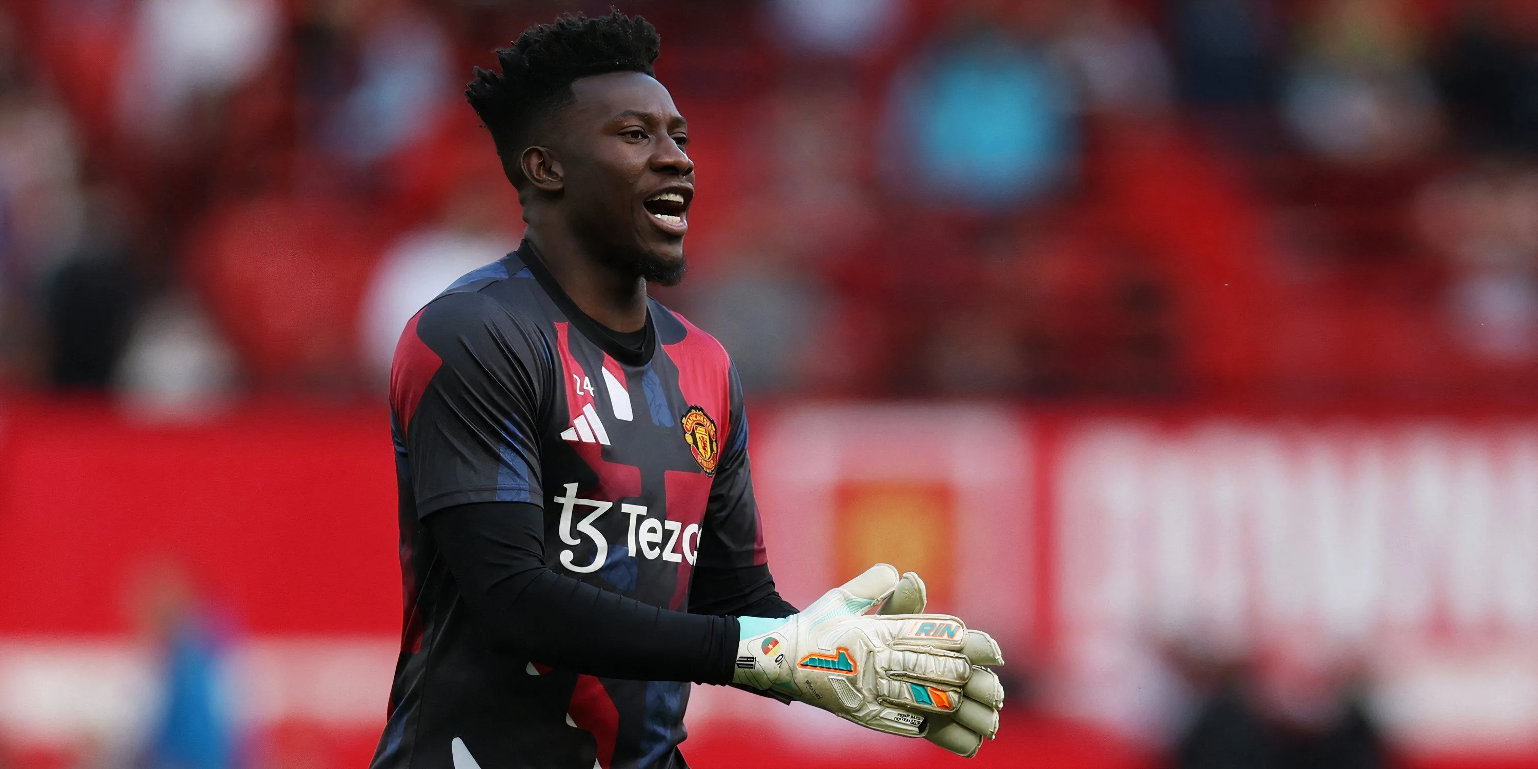 Thủ môn Andre Onana của Manchester United trên sân cỏ