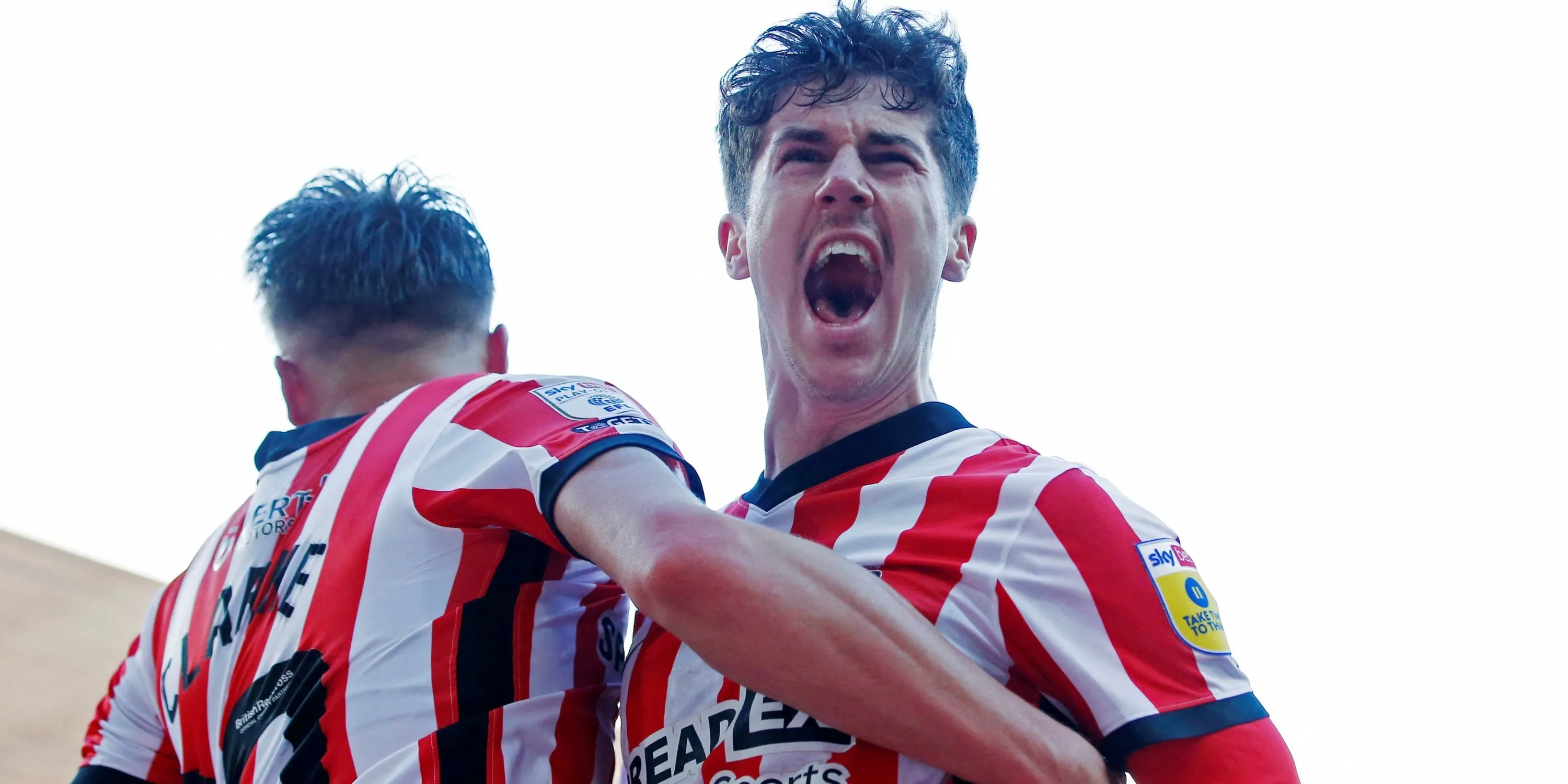 Trai Hume ăn mừng sau khi nhận giải Cầu thủ xuất sắc nhất mùa của Sunderland