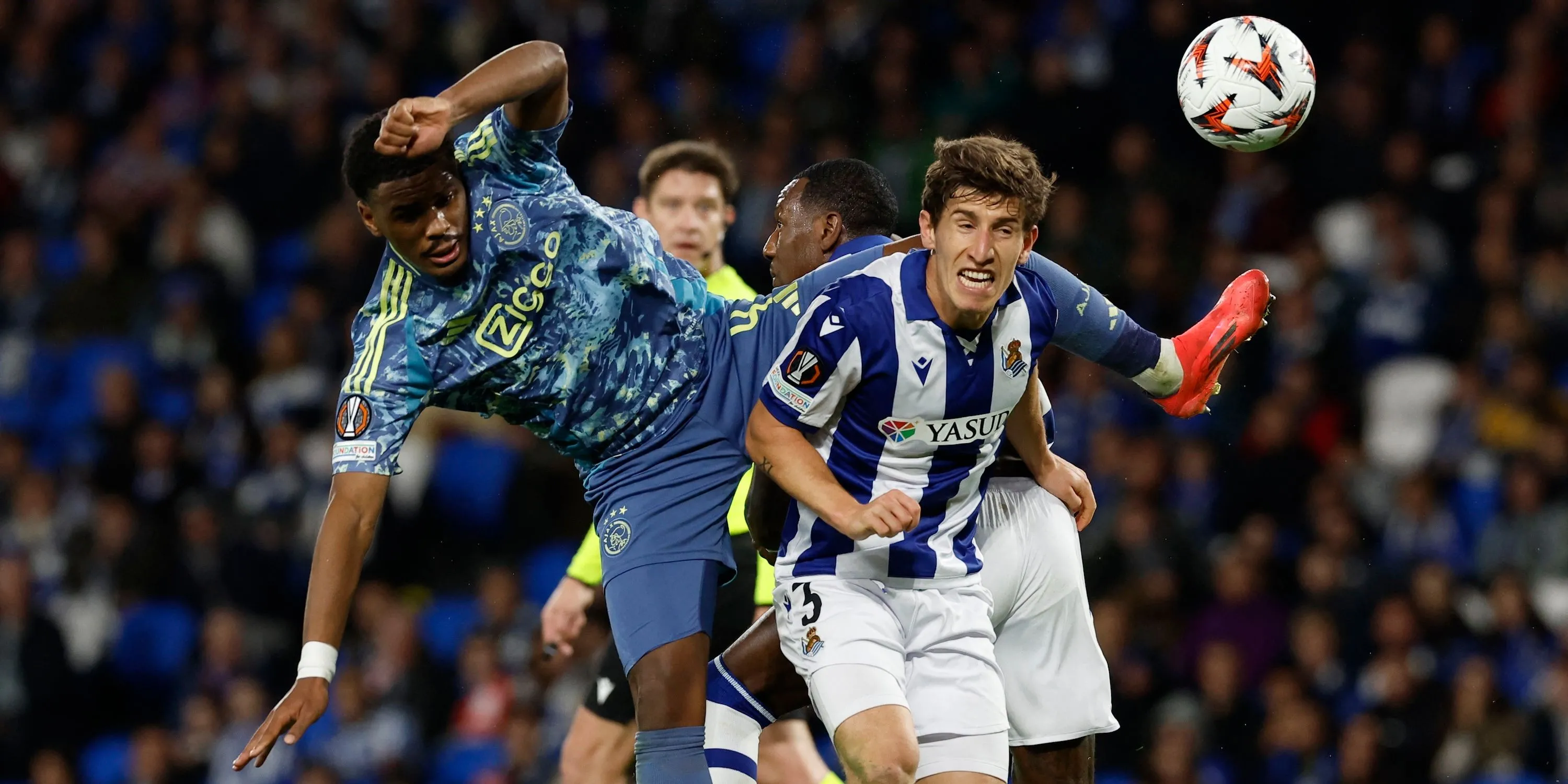Trung vệ Jorrel Hato của Ajax Amsterdam, mục tiêu tin đồn của Arsenal, trong một pha tranh chấp