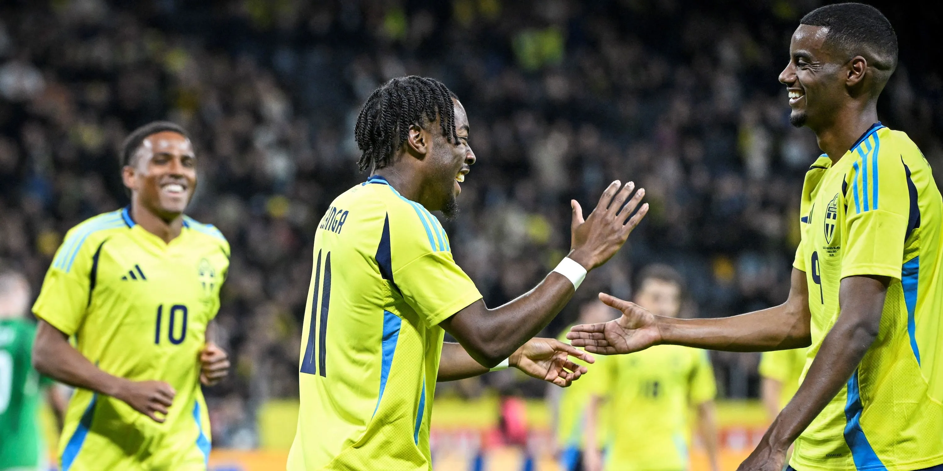 Anthony Elanga ăn mừng bàn thắng cùng Alexander Isak trong màu áo đội tuyển Thụy Điển