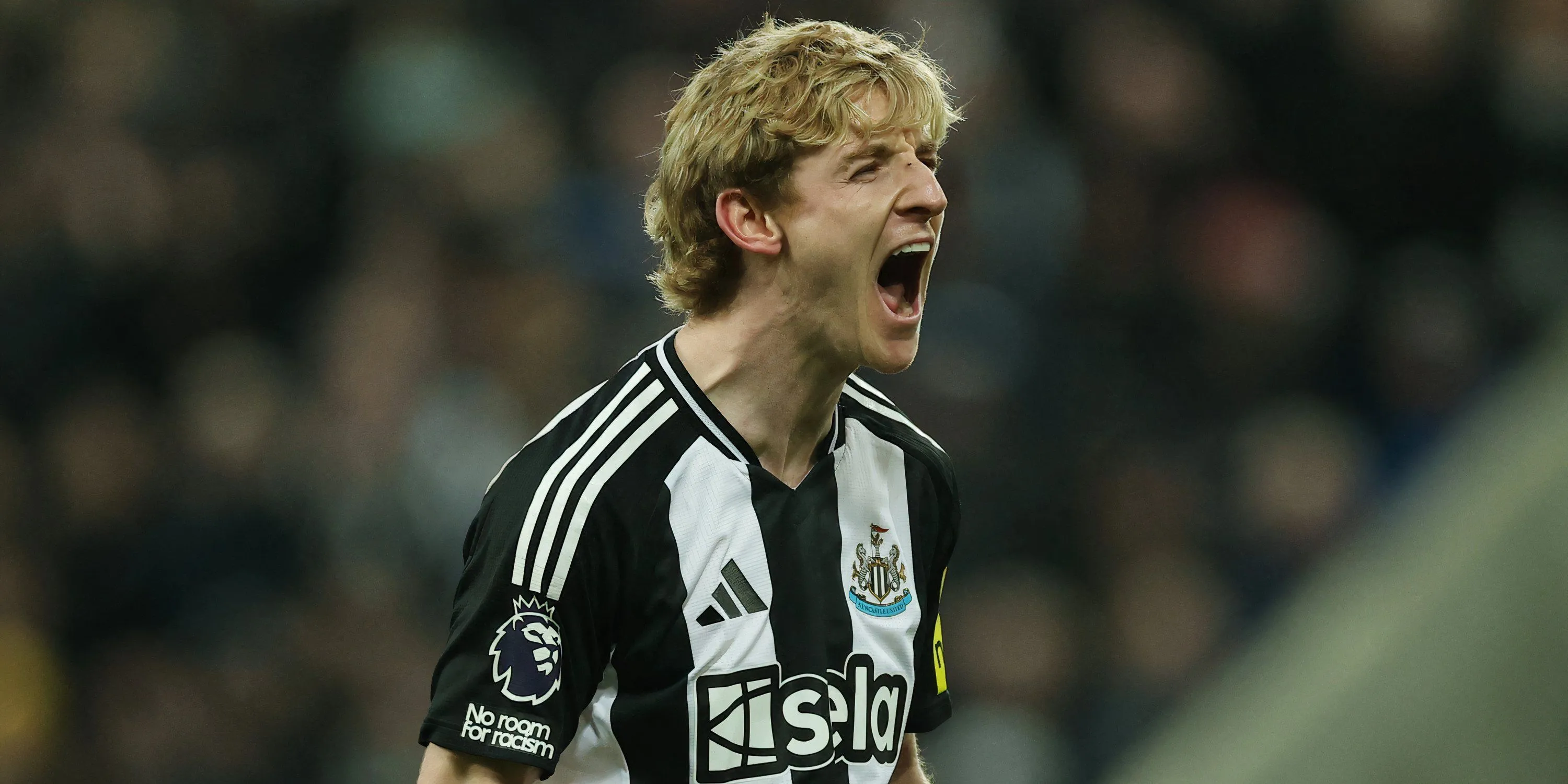 Anthony Gordon ăn mừng bàn thắng trong màu áo Newcastle United.