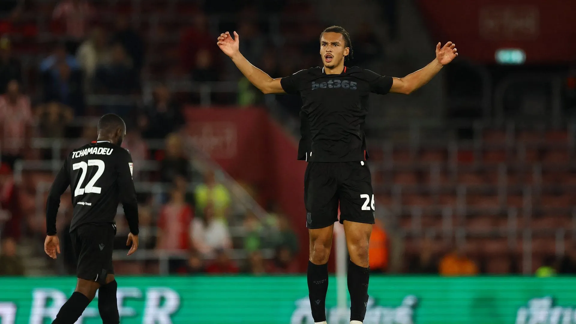 Ash Phillips trong màu áo Stoke City trên sân cỏ, thể hiện sự trở lại của trung vệ trẻ