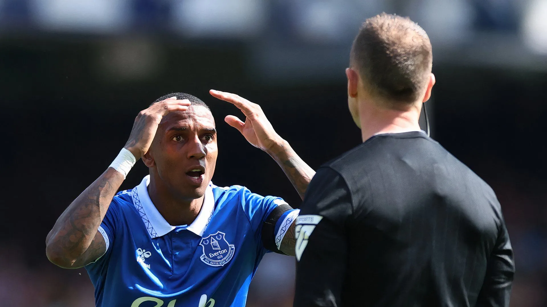 Ashley Young trong màu áo Everton, minh chứng cho phong độ bền bỉ ở tuổi 40