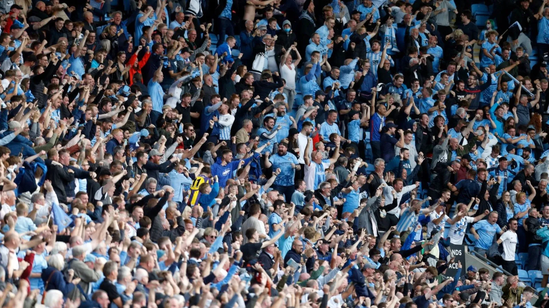 Bầu không khí cuồng nhiệt trên khán đài sân CBS Arena của Coventry City