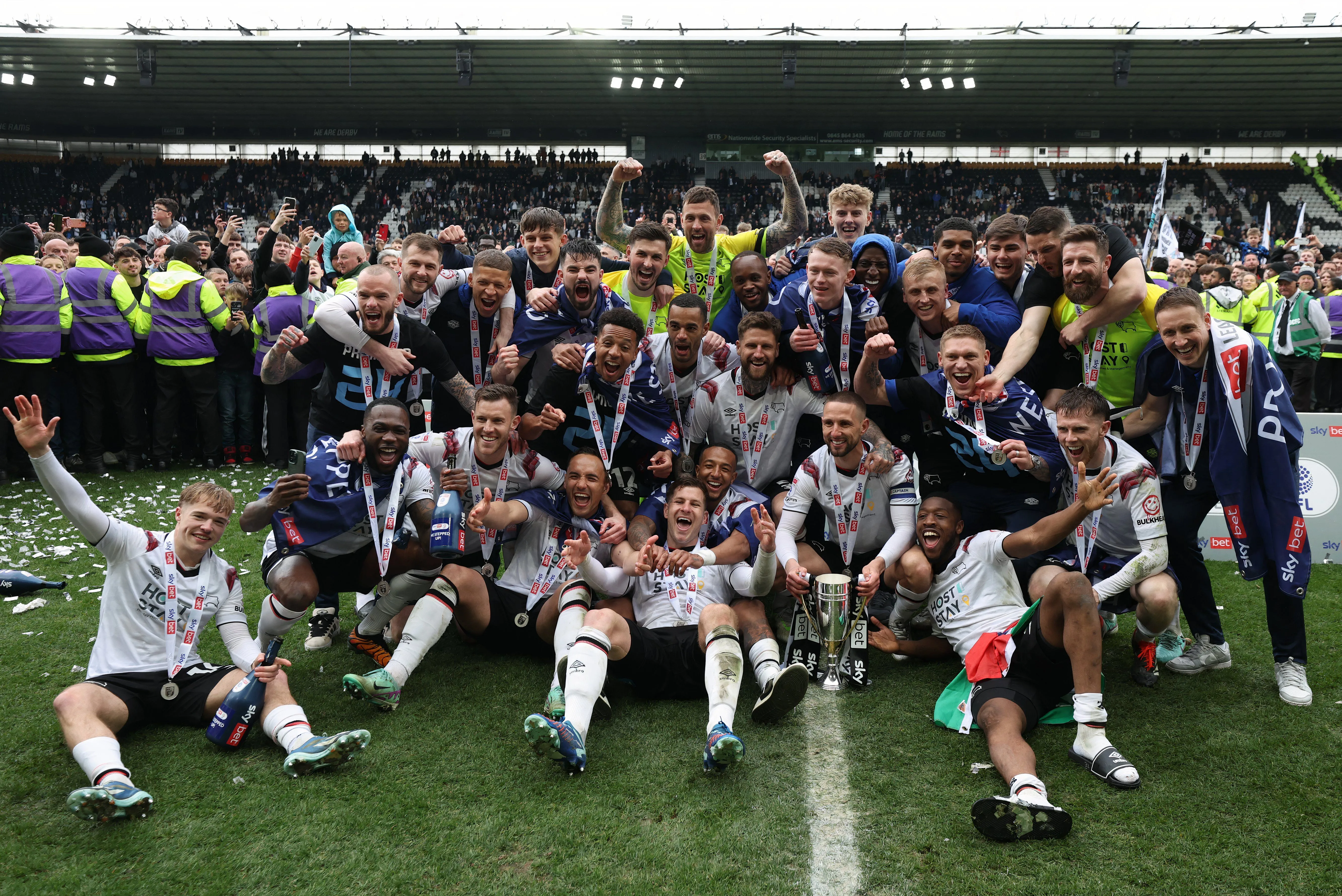 Các cầu thủ Derby County ăn mừng thăng hạng League One lên Championship vào năm 2024