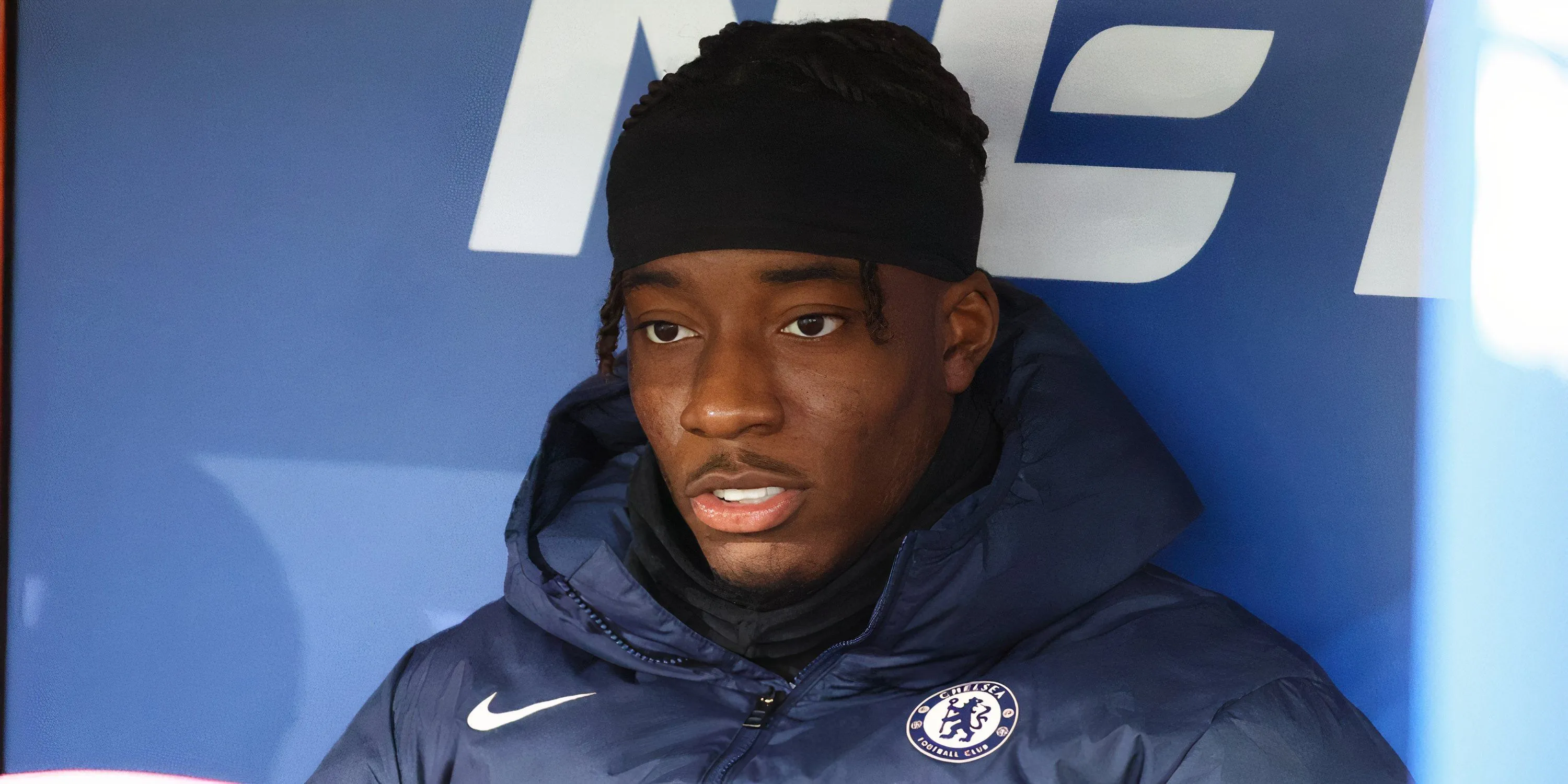 Cầu thủ Noni Madueke ngồi trên băng ghế dự bị Chelsea trước khi chuyển đến Arsenal