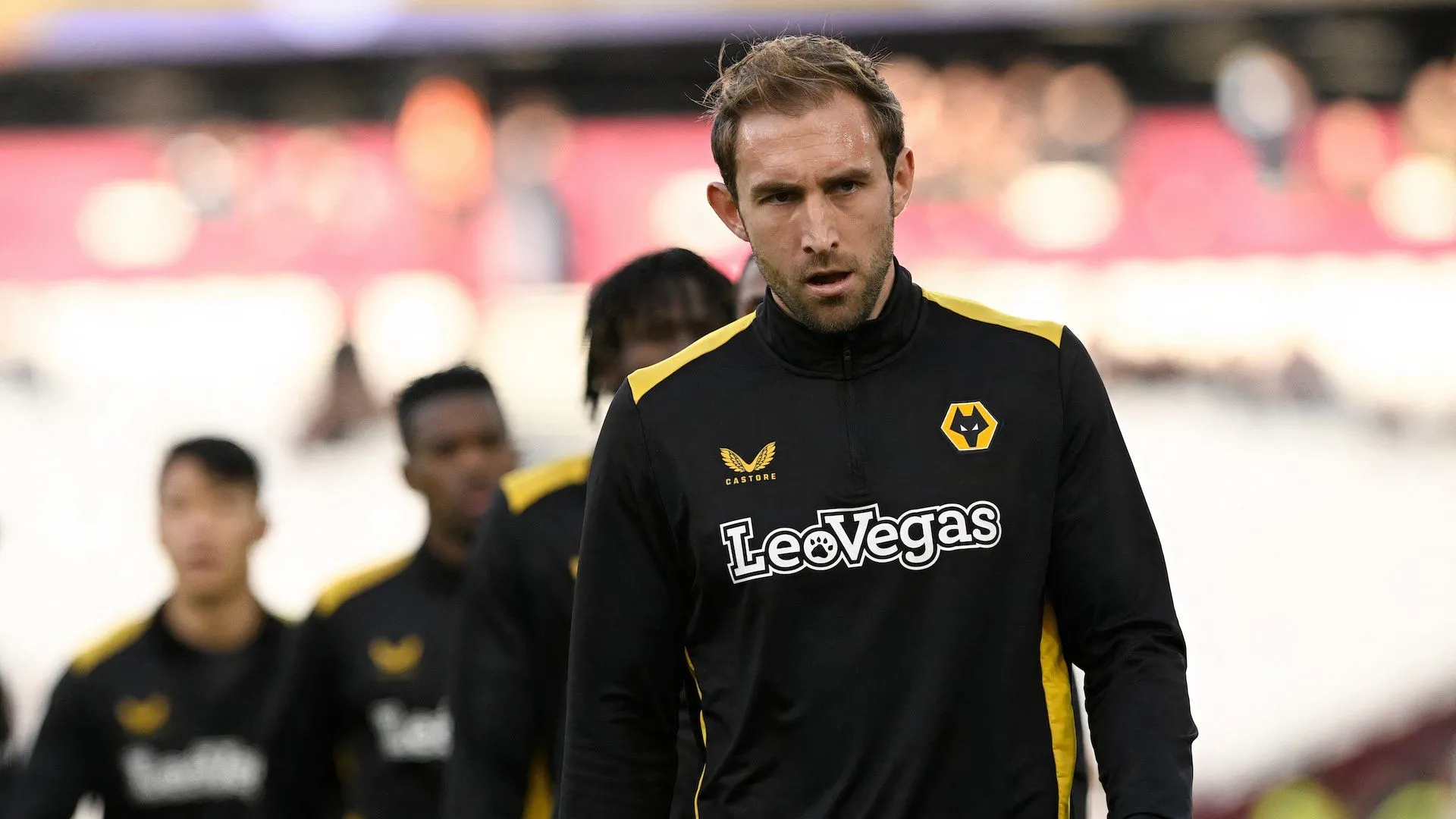 Craig Dawson di chuyển chiến thuật trên sân, thể hiện kinh nghiệm phòng ngự đáng giá.