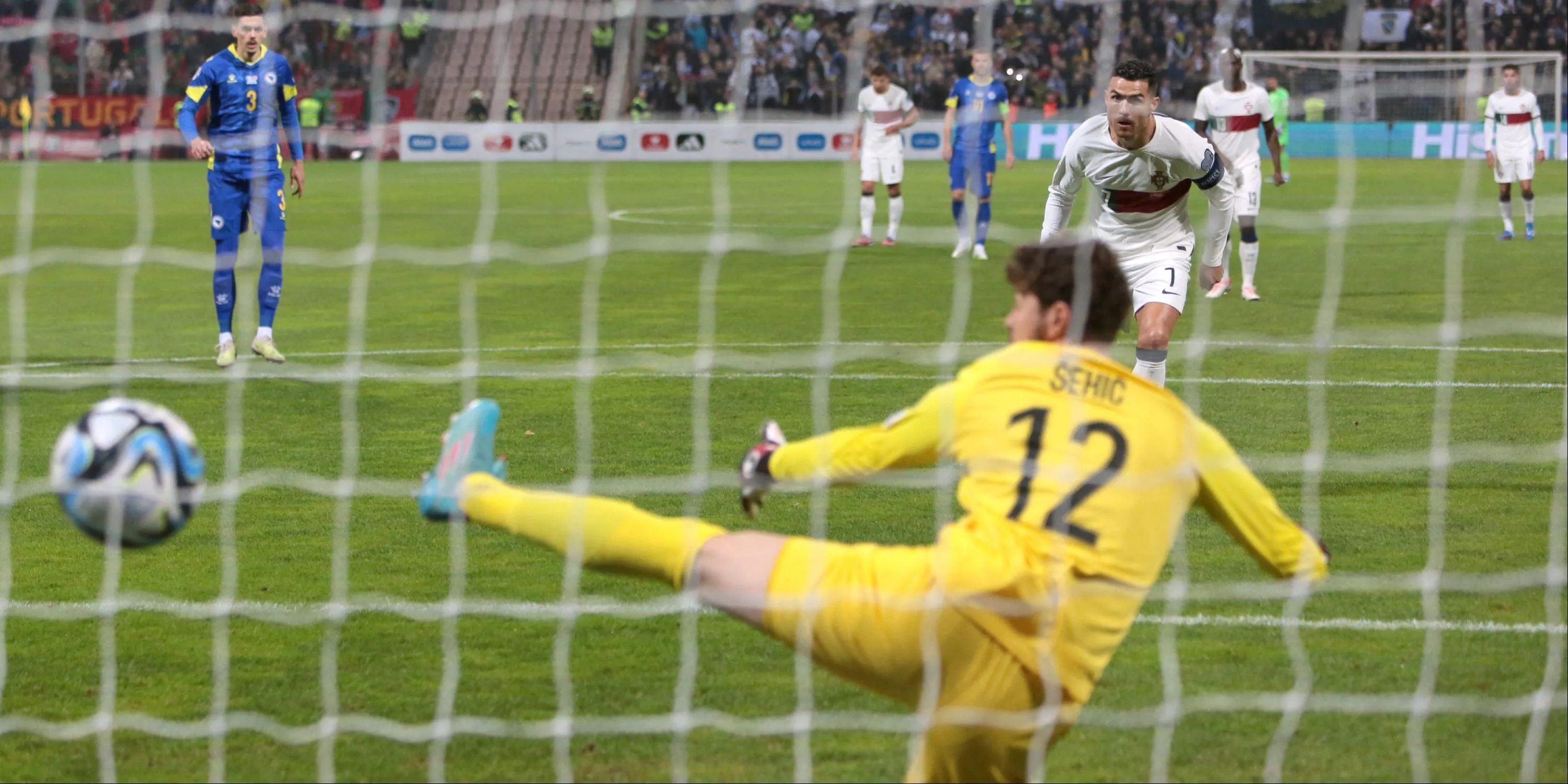 Cristiano Ronaldo thực hiện cú sút phạt đền chuẩn xác trong màu áo đội tuyển Bồ Đào Nha.