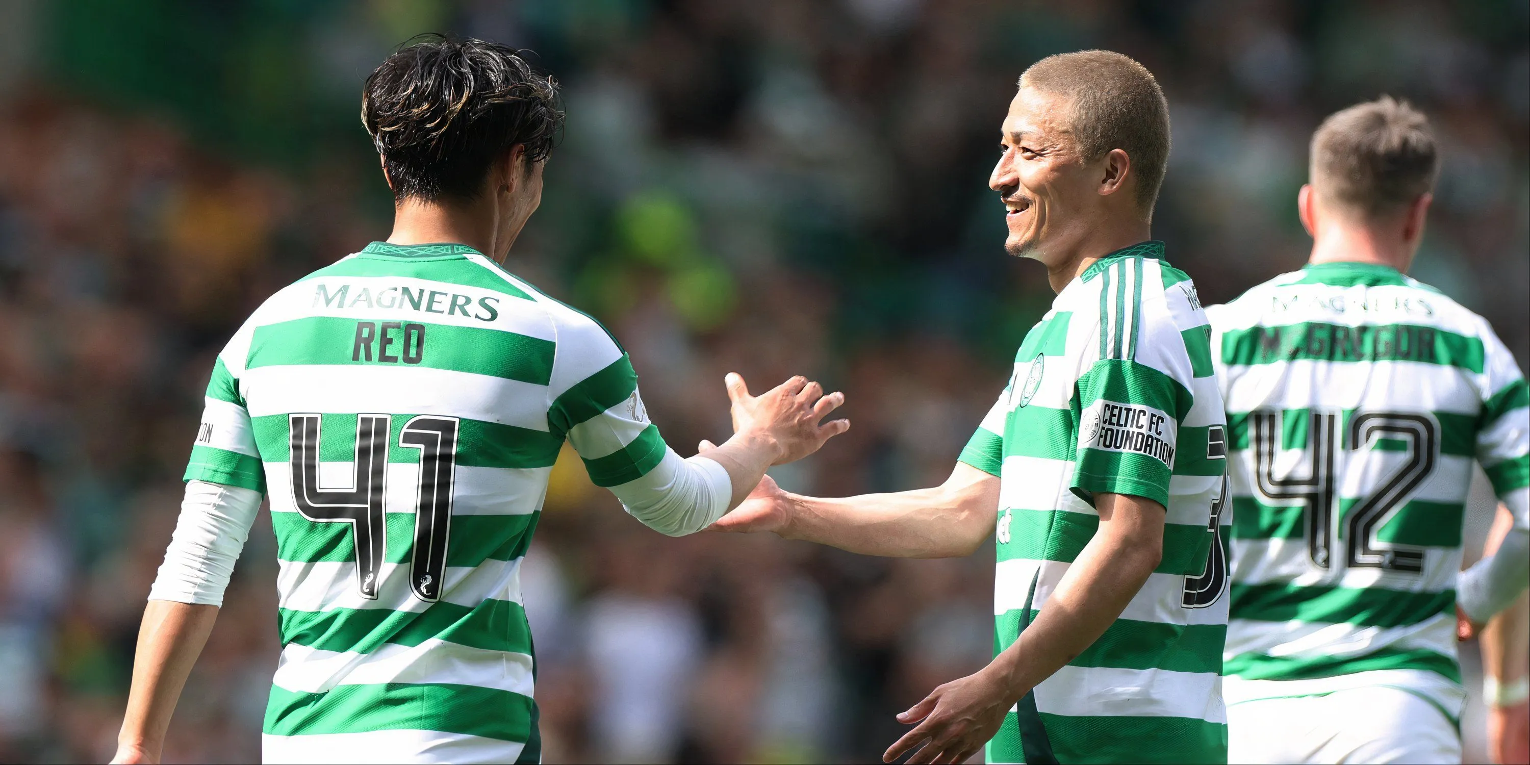 Daizen Maeda ăn mừng cùng đồng đội ở Celtic, thể hiện sự ăn ý và tinh thần đồng đội.
