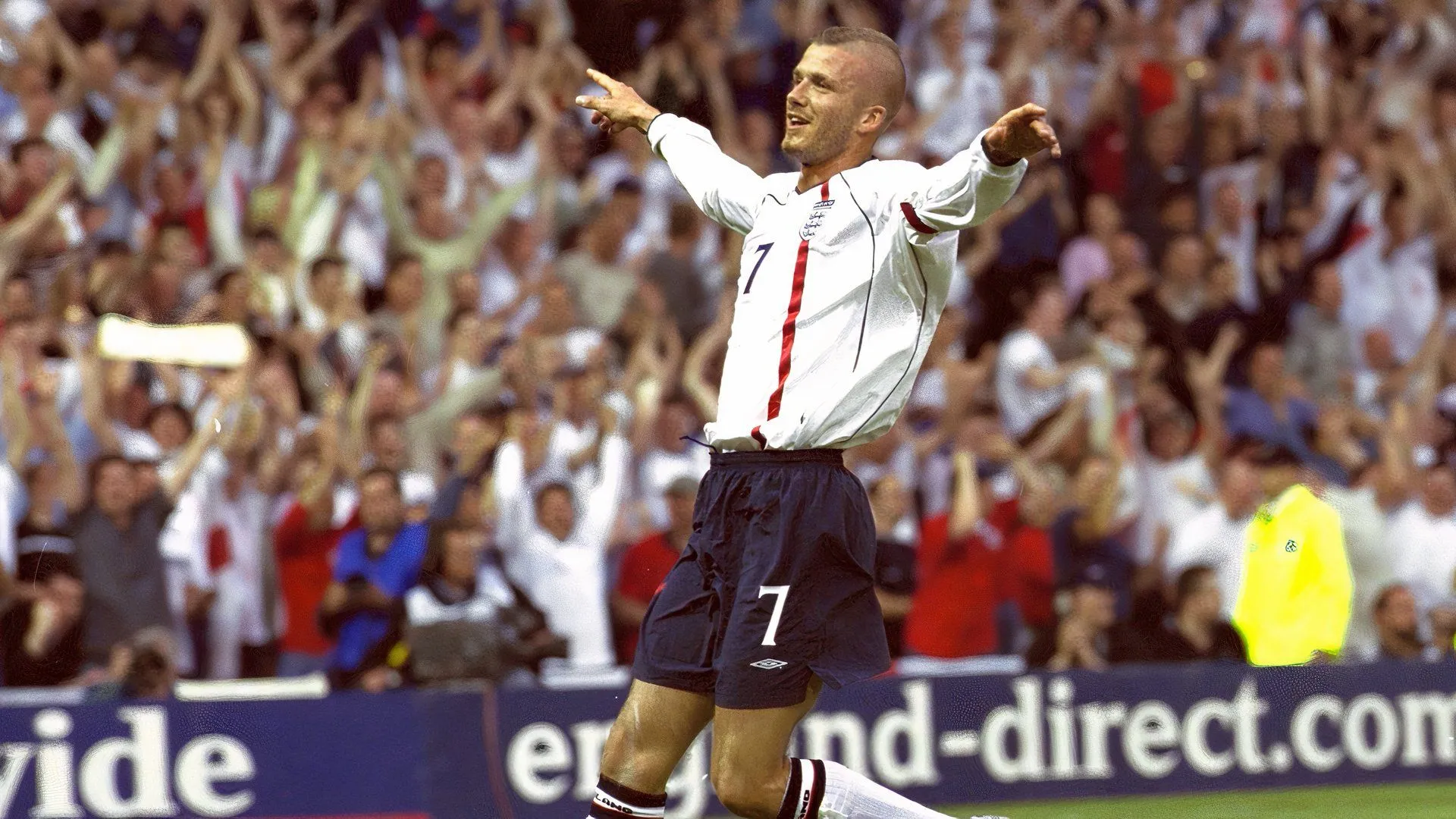 David Beckham ăn mừng bàn thắng trực tiếp từ phạt góc cho Preston North End khi được cho mượn từ MU