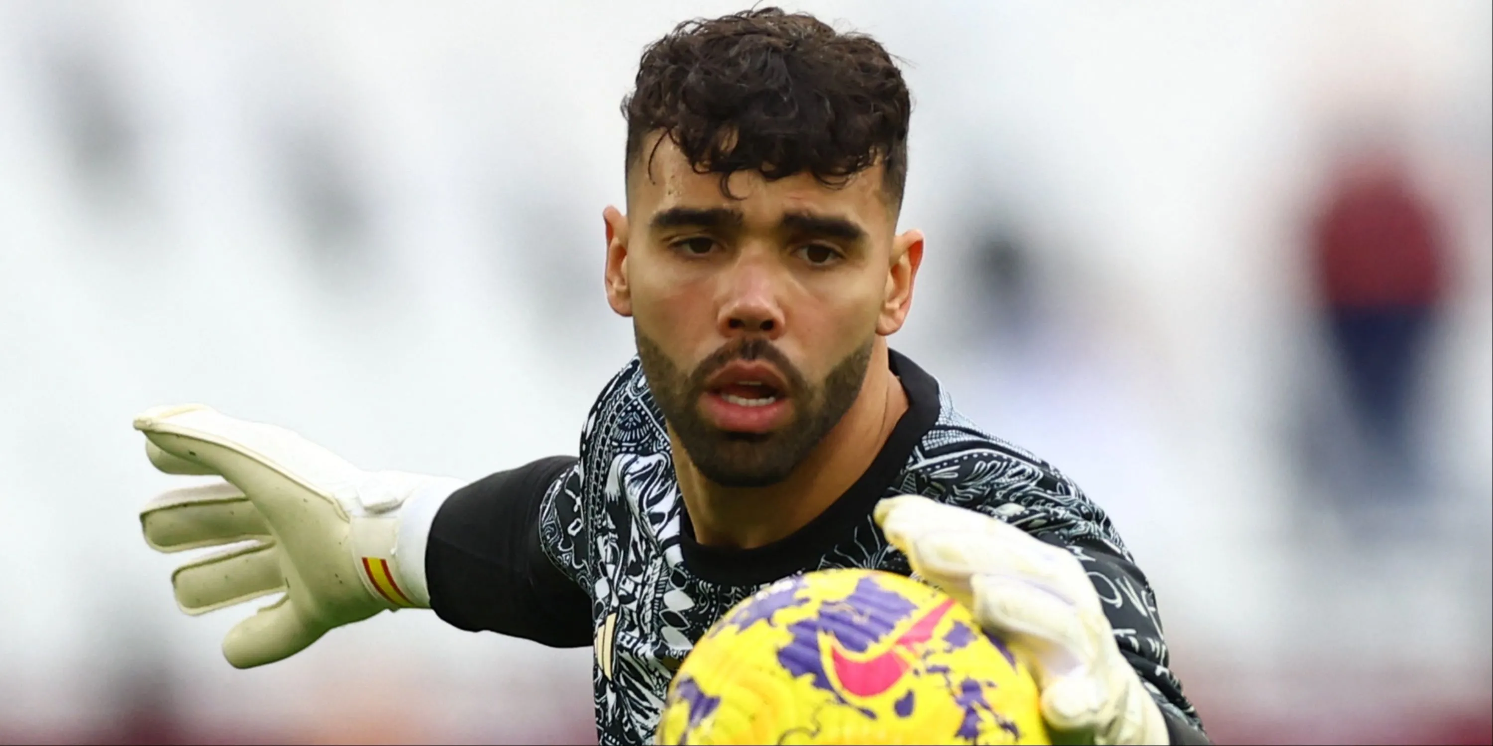 David Raya trong màu áo Arsenal với danh hiệu Găng tay vàng