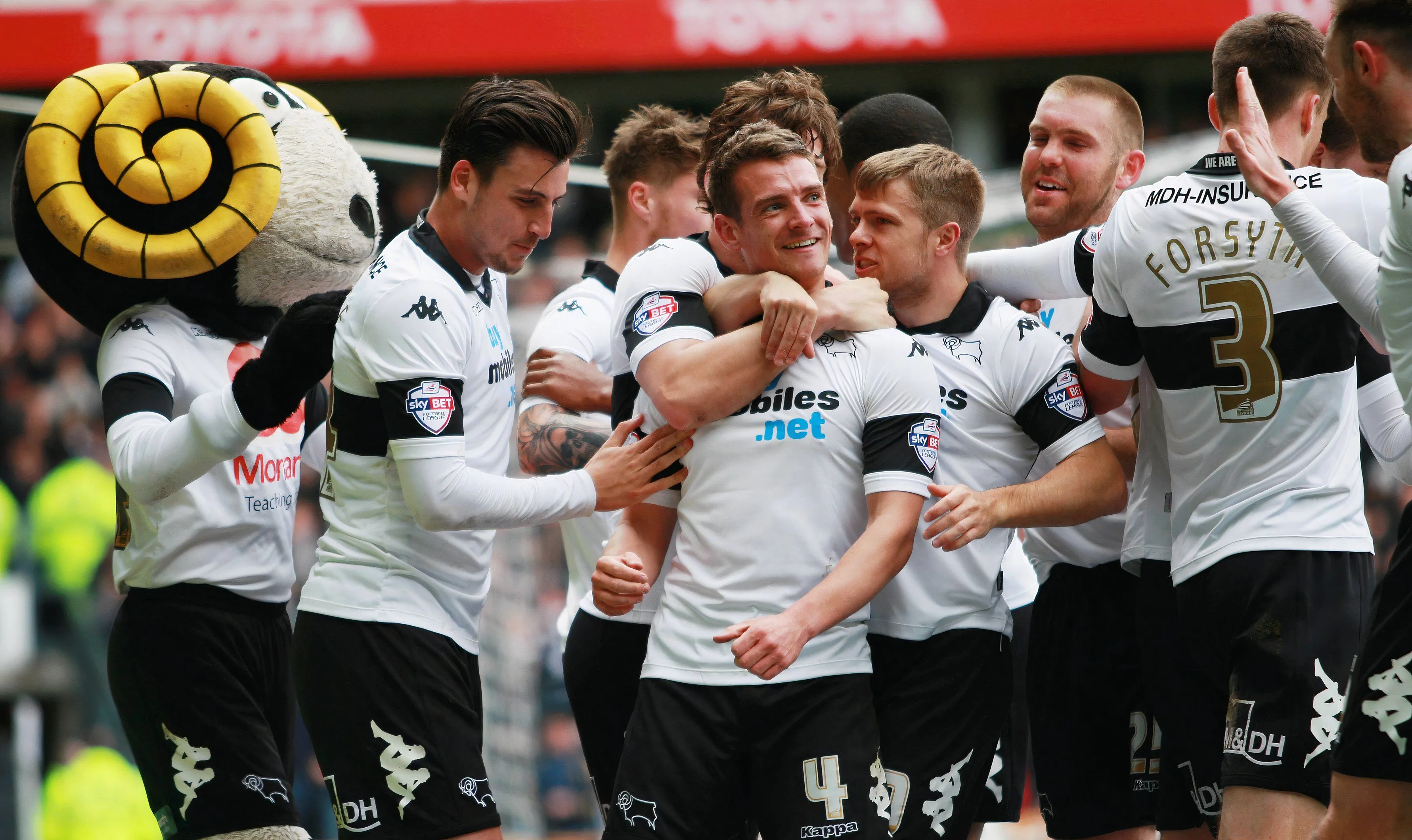Đội hình Derby County ăn mừng bàn thắng của Craig Bryson trong chiến thắng 5-0 trước Nottingham Forest