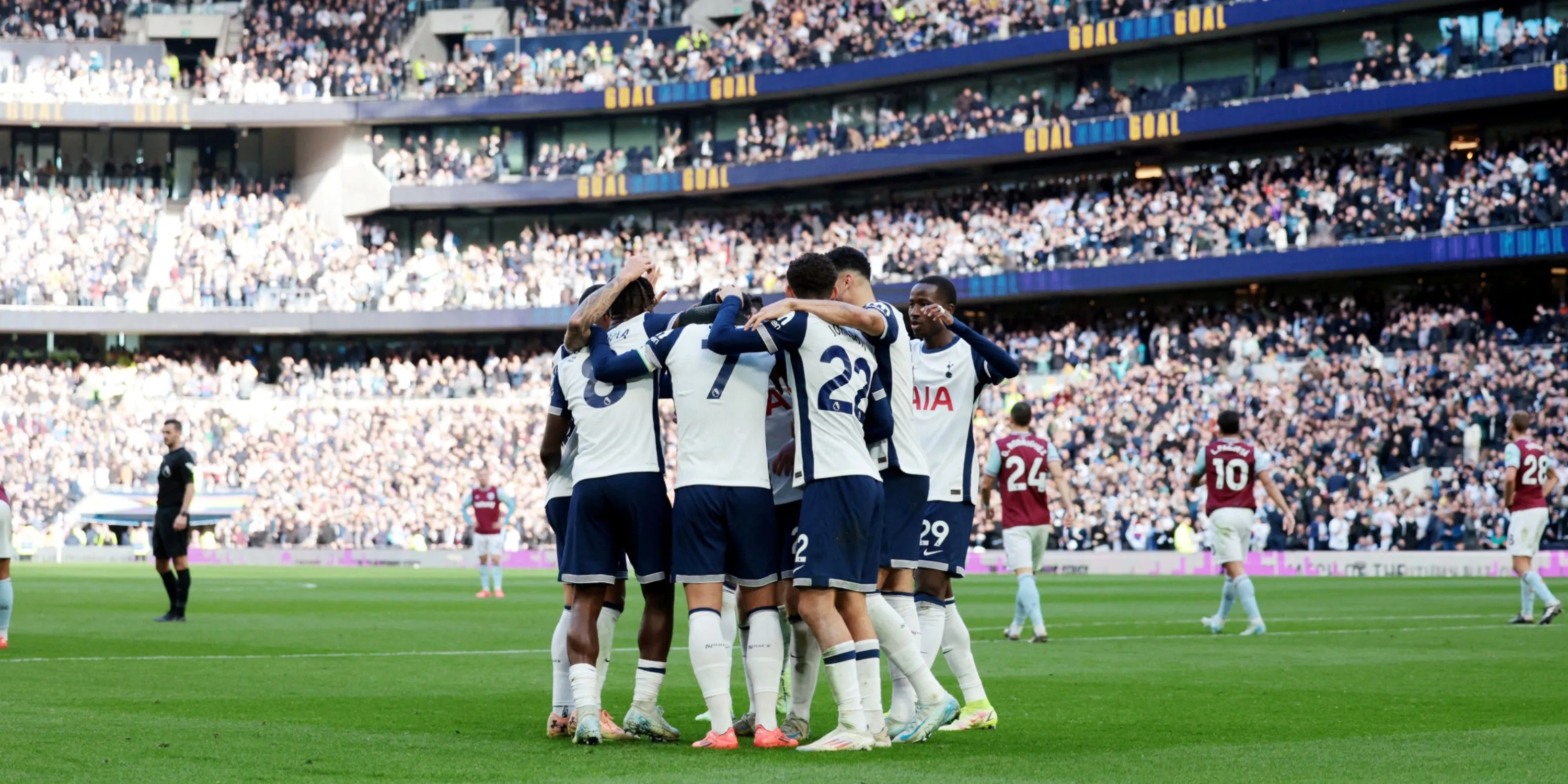 Đội hình Tottenham Hotspur trên sân vận động Premier League trong bối cảnh mùa giải mới đầy tham vọng.