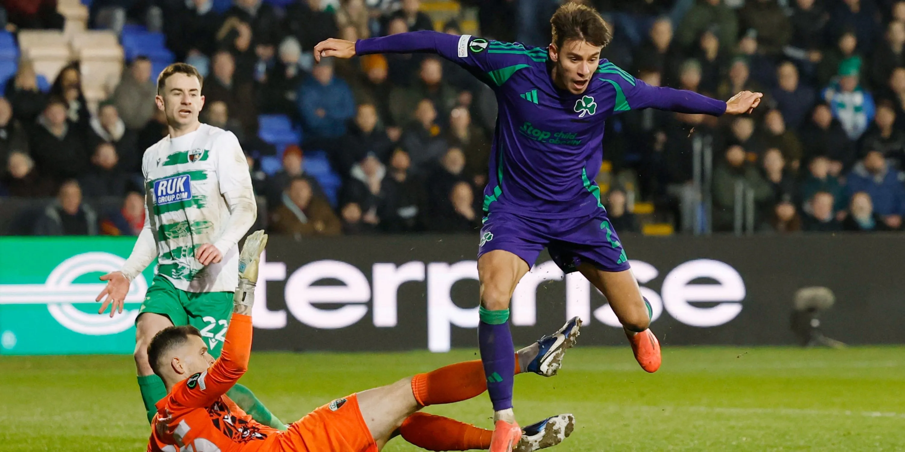 Hậu vệ cánh Georgios Vagiannidis trong màu áo Panathinaikos tại Europa Conference League, mục tiêu chuyển nhượng tiềm năng của Wolves