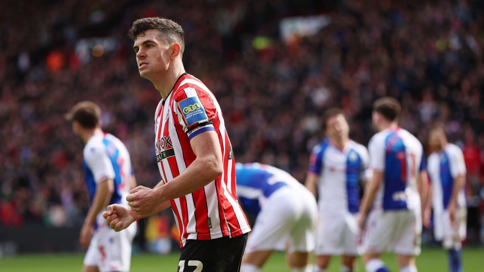 Hậu vệ John Egan trong màu áo Sheffield United, giai đoạn anh đạt đỉnh cao phong độ tại Championship