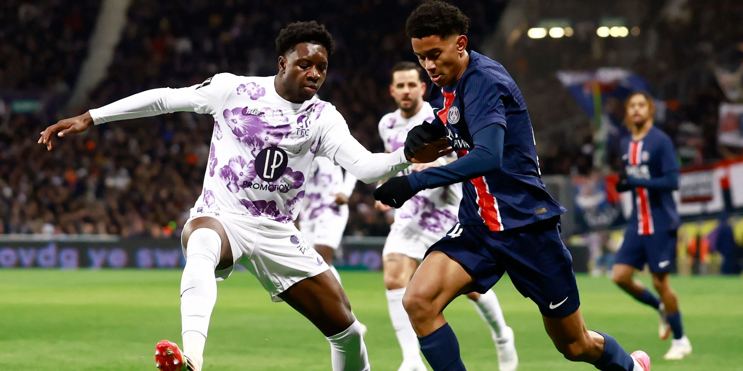 Hậu vệ trẻ Jaydee Canvot của Toulouse trong một pha tranh chấp bóng tại Ligue 1