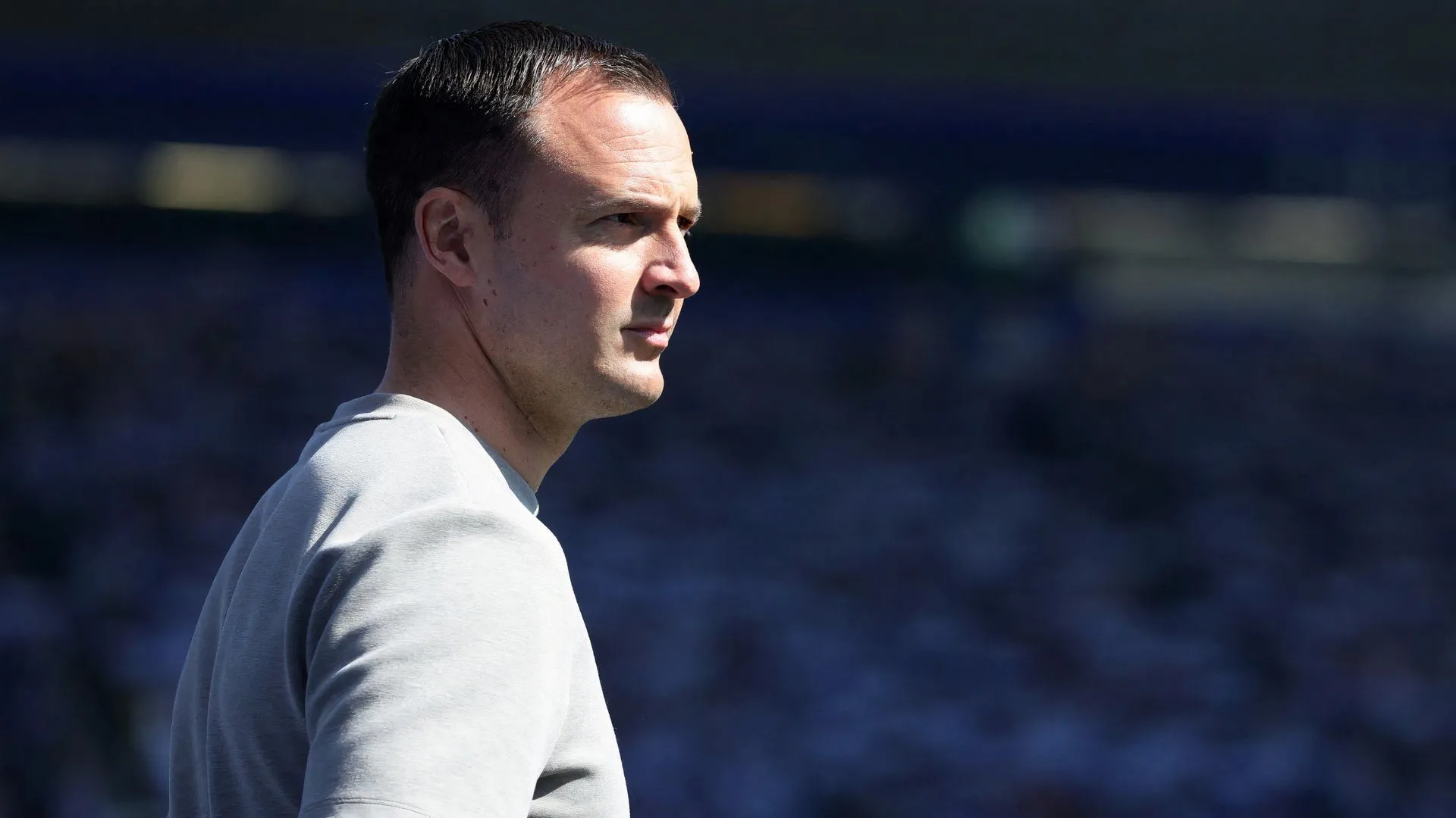 HLV Chris Davies của Birmingham City trên băng ghế chỉ đạo