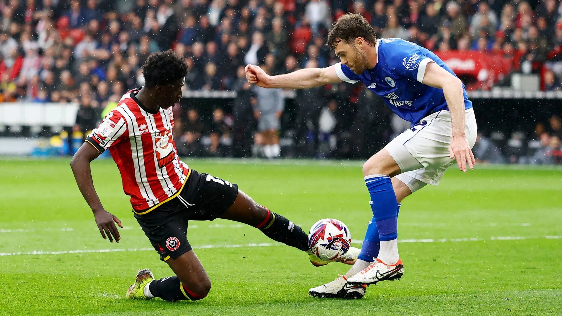 Jesurun Rak-Sakyi của Crystal Palace trong một pha tranh chấp bóng