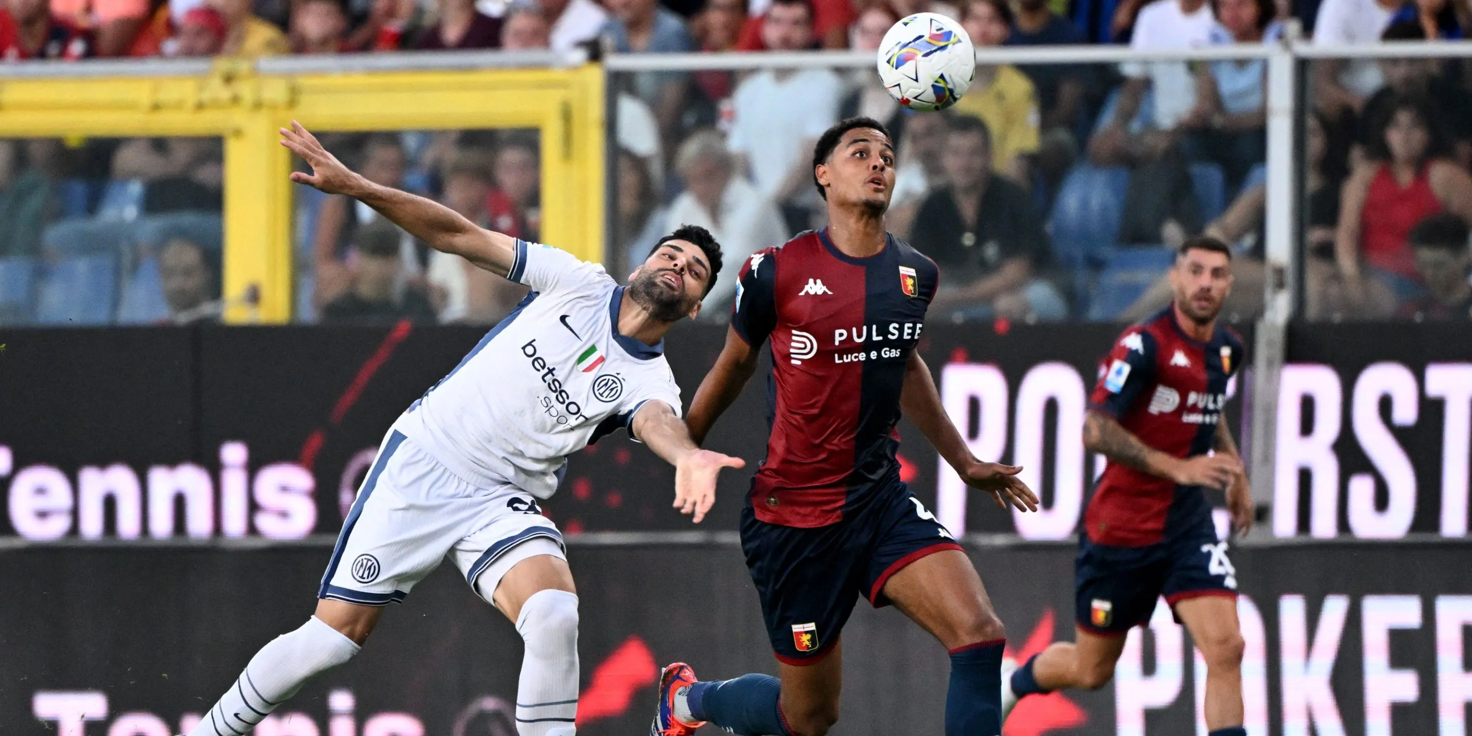 Koni de Winter trong màu áo Genoa, cầu thủ phòng ngự đa năng đang được nhiều ông lớn theo đuổi.