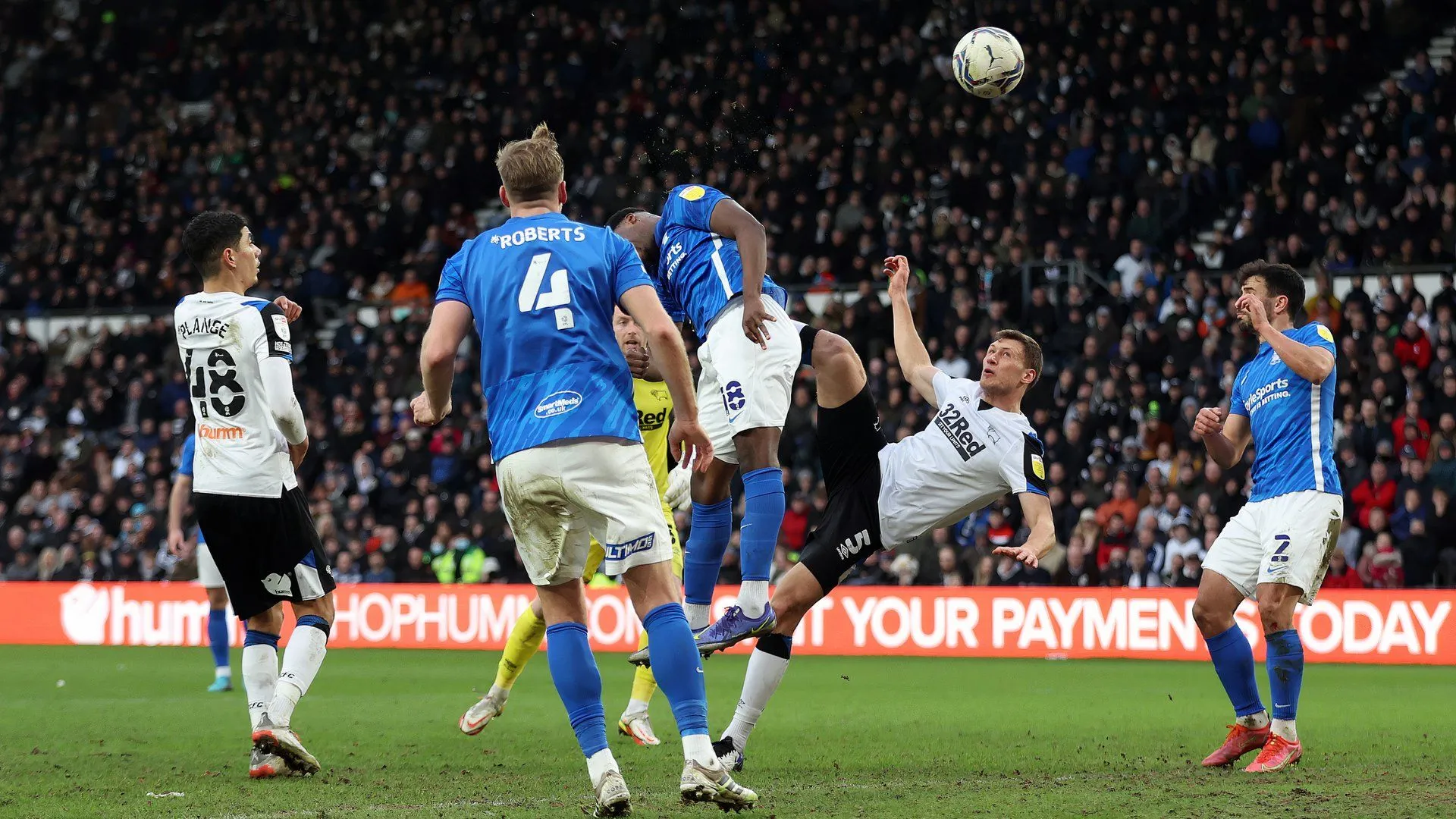 Krystian Bielik của Derby County ghi bàn thắng gỡ hòa tuyệt đẹp vào lưới Birmingham City năm 2022