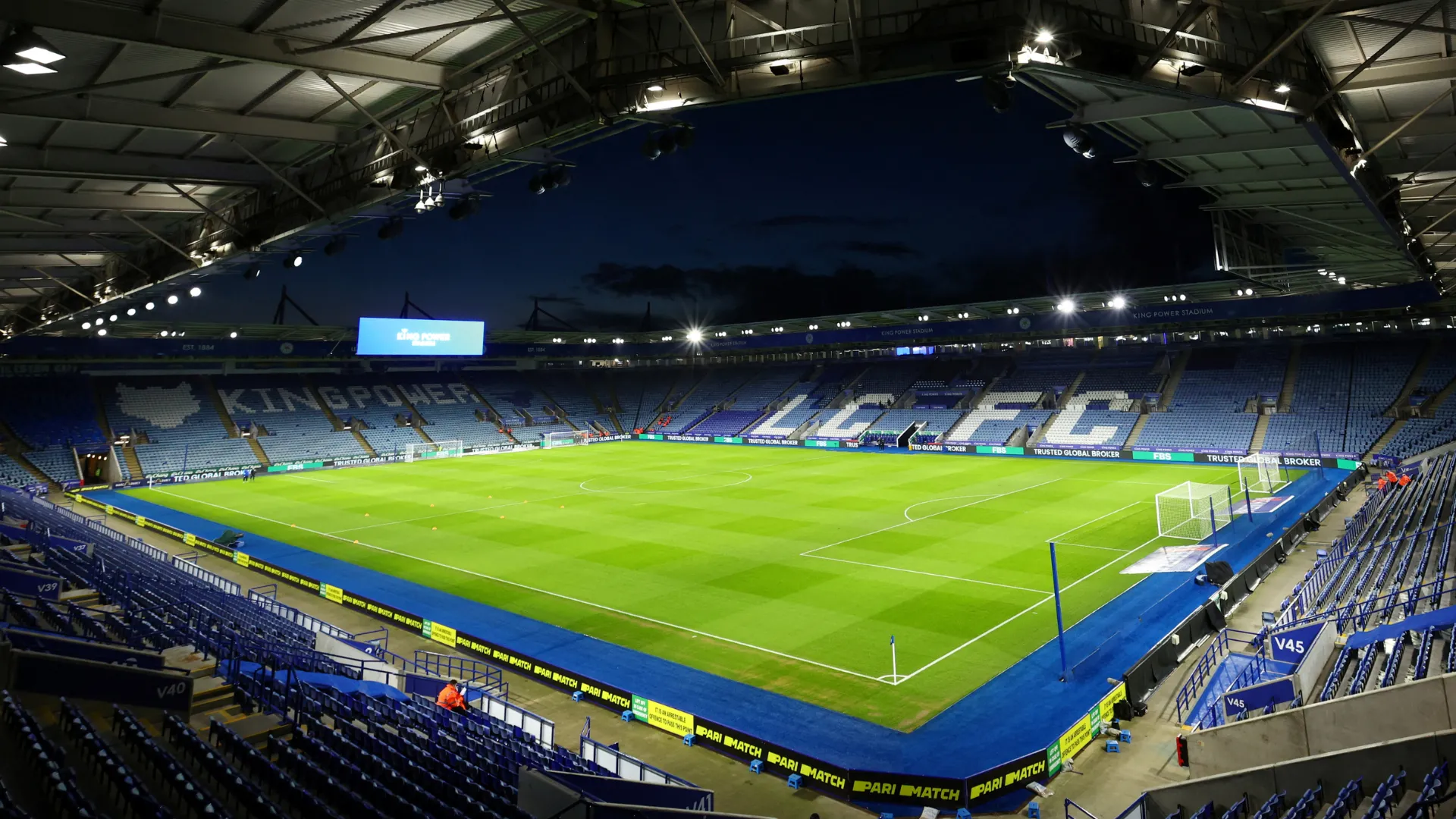 Logo Leicester City thể hiện niềm tự hào và lịch sử, đối mặt với thách thức tài chính trong kỷ nguyên mới.