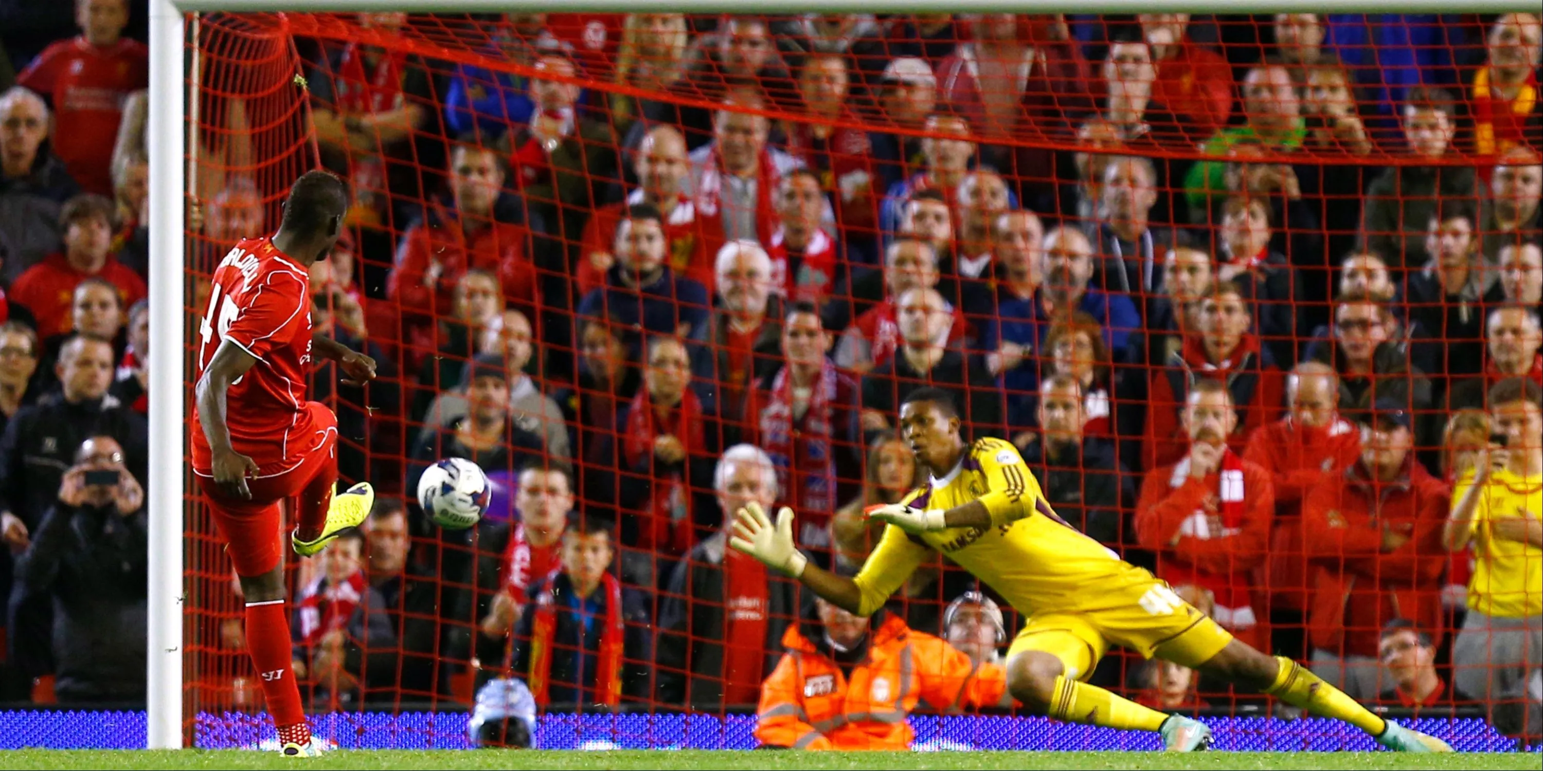 Mario Balotelli trong màu áo Liverpool, một tiền đạo tài năng nhưng đầy cá tính, sở hữu kỹ năng sút penalty đáng nể.