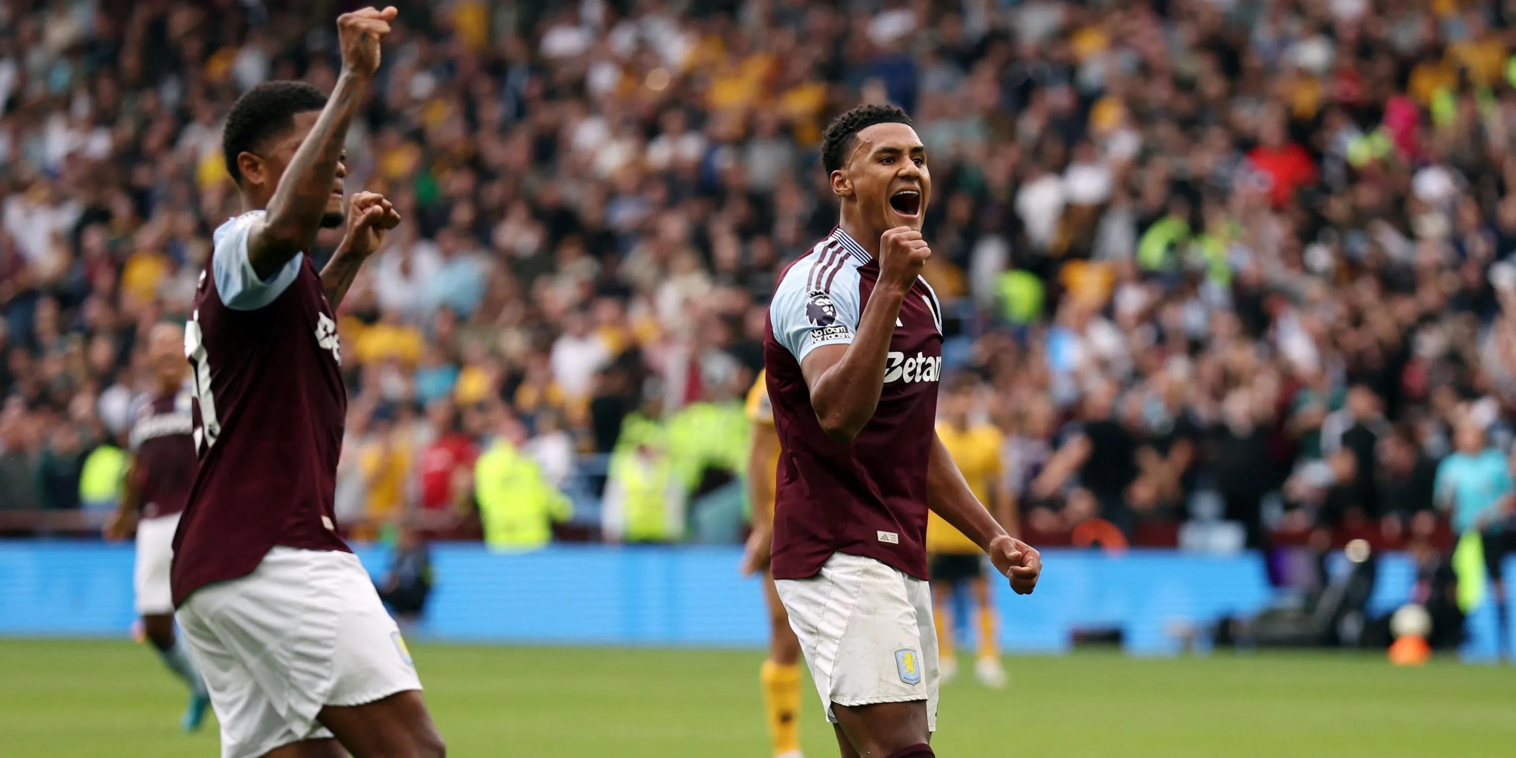 Ollie Watkins ăn mừng bàn thắng cùng đồng đội tại Aston Villa